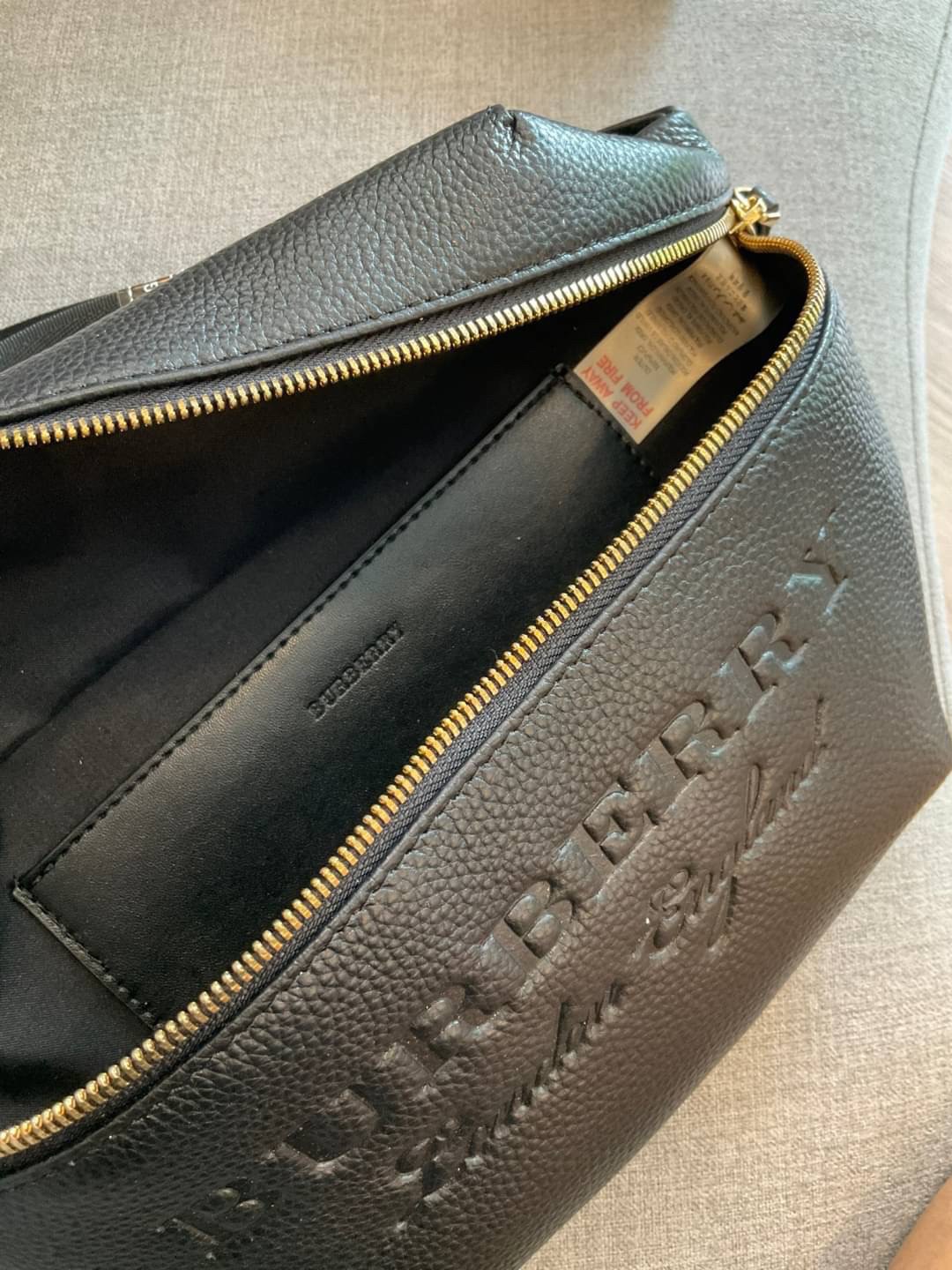 Burberry Medium Motif Leather Bum Bag / BURBERRY BELT LEATHER VIP วัสดุหนังแท้เต็มใบ คาดเอว คาดอกแบบ UNISEX ใช้ได้ทุกเพศ ปั้มลายแบรนด์สุดเท่ด้านหน้า ภายในเปิดปิดด้วยซิปยาว ใส่มือถือได้ทุกรุ่น