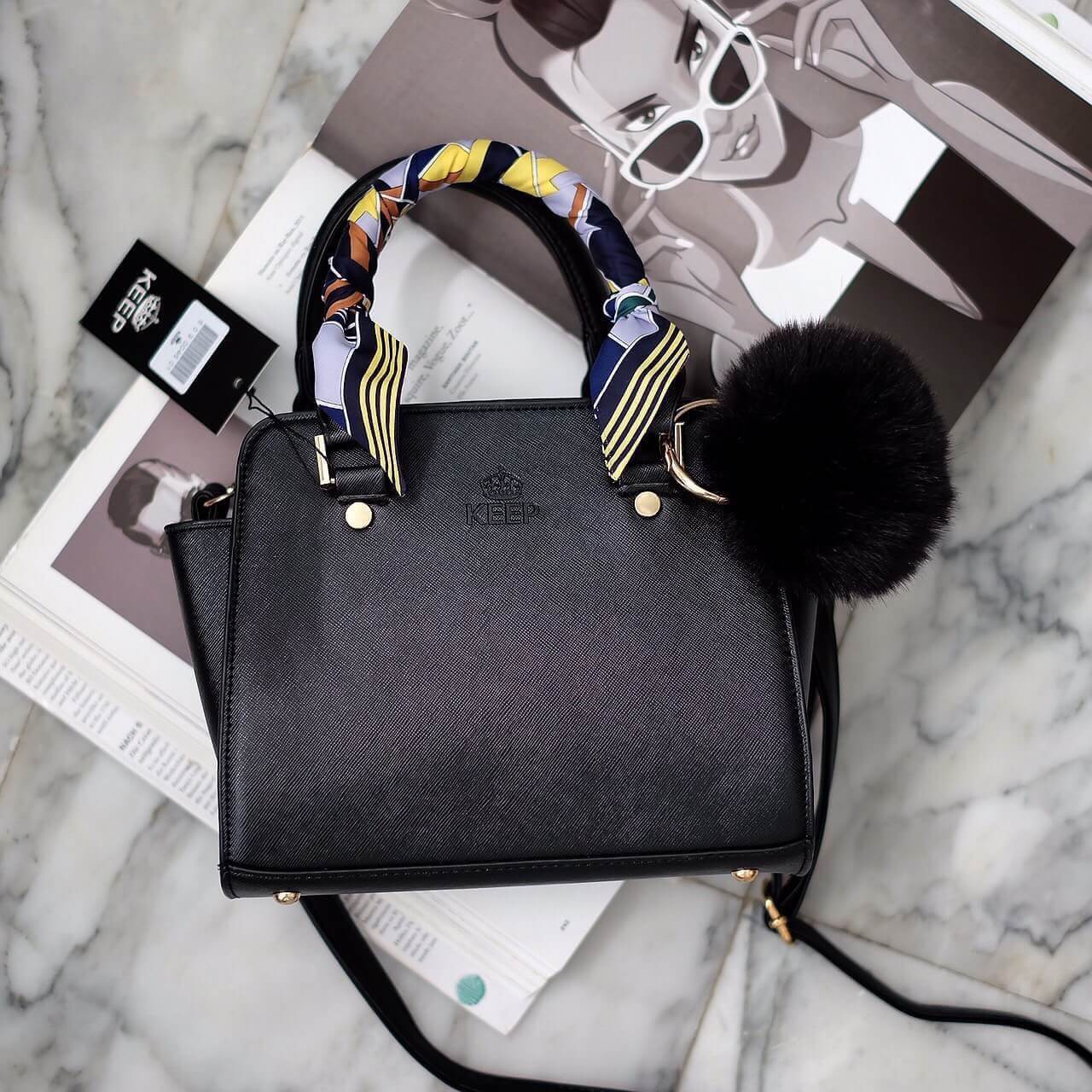 งานแท้ชนช้อป 👍 รุ่นใหม่ล่าสุด หนัง saffiano สวยมากๆค่า รุ่น KEEP saffiano leather Mini office bag สวย น่ารัก ขนาดตอบทุกโจทย์การใช้งาน เห็นแล้ว #หลงรักเลยคะ 🌲ตัวกระเป๋าขนาดกำลังดีหนังsaffiano ลายสวยที่สำคัญ ดูแลรักษาง่าย ประดับด้วยผ้าพันหูกระ