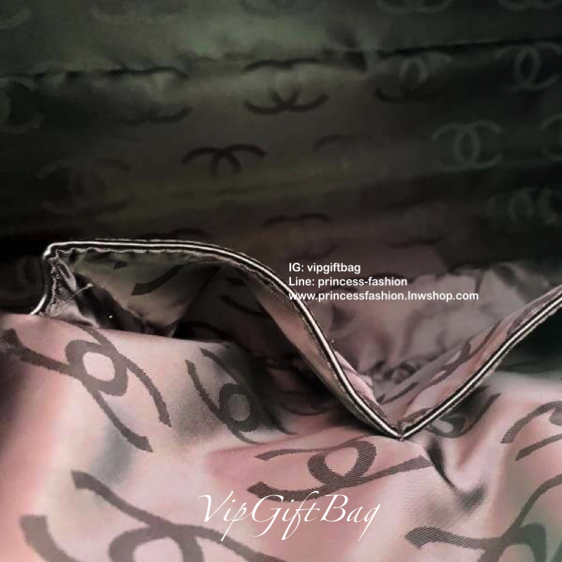 CHANEL VIP GIFT Large Travel Bag กระเป๋าเดินทางใบใหญ่ Gift With Purchase (GWP) รุ่น Limited Edition พรีเมี่ยมกิ๊ฟของเเท้จาก Chanel Counter หนังลายตารางเนื้อหนาสีดำกันนำ้ดูแลรักษาทำความสะอาดง่าย ด้านหน้ามีโลโก้แบรนด์ เปิดปิดด้วยซิปสะดวกใช้ หัวซิปแบรนด์อะไห