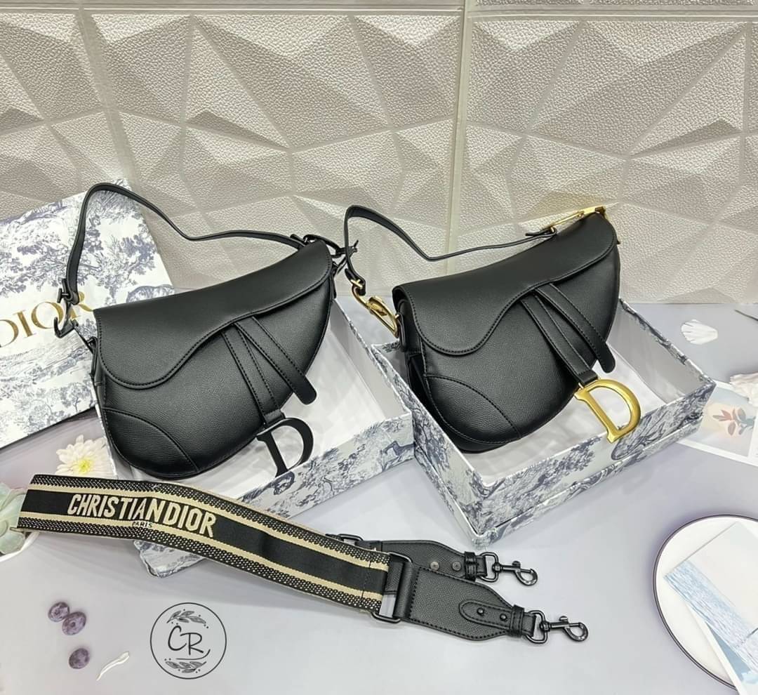 DIOR SADDLE BAG with strap กระเป๋ารุ่นยอดนิยมตามแบบฉบับแบรนด์ ใช้งานได้ 2 แบบ สะพายยาว CROSSBODY และสายสั้นถือได้เก๋ๆ ลุคนี้คูลสุดๆ เลยค่าา ภาพถ่ายจากสินค้าจริง! สวยมาก พร้อมส่งที่ไทยราคาสุดคุ้ม สาวๆ ห้ามพลาดค่ะ!