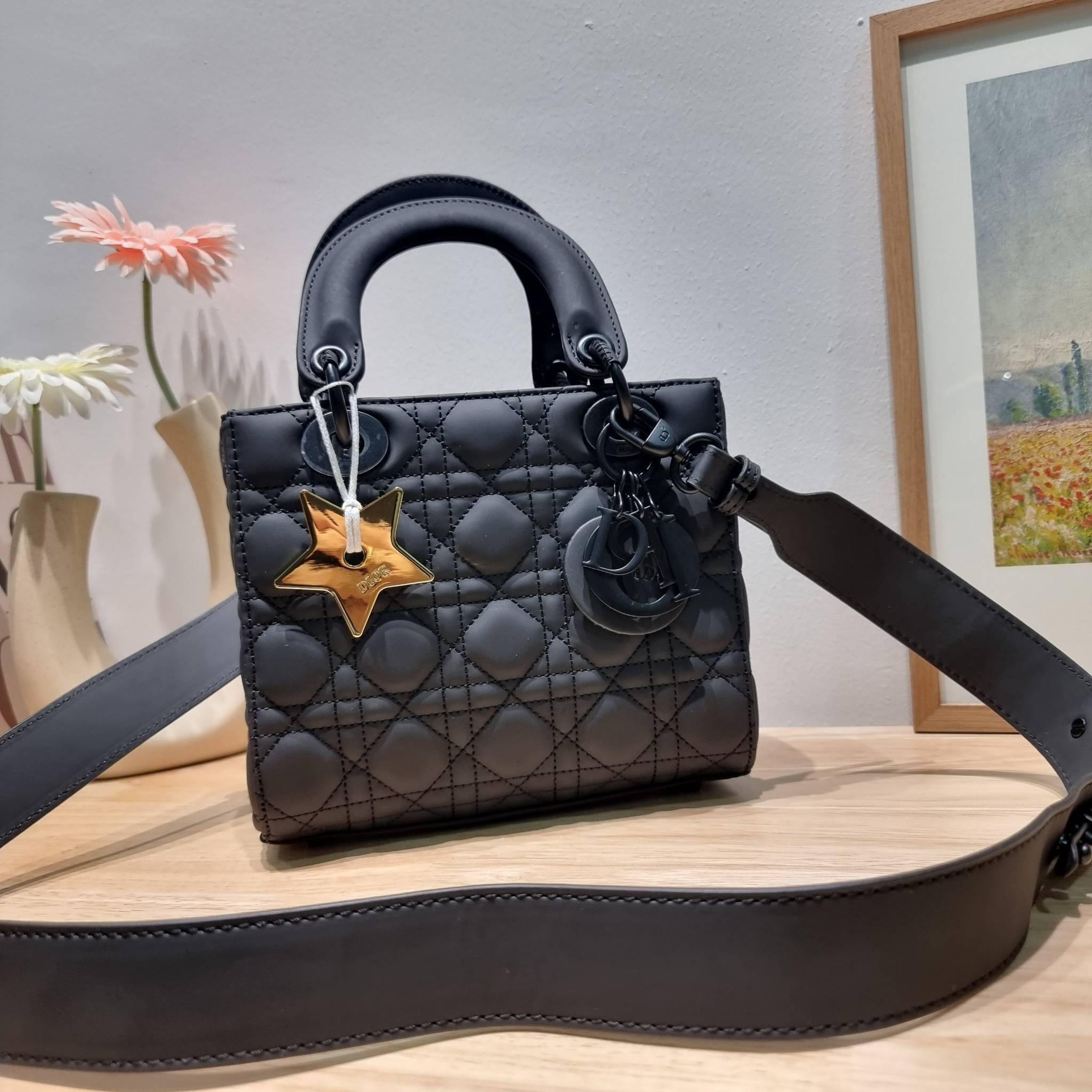 SMALL LADY DIOR MY ABCDIOR BAG Ultramatte Cannage Calfskin / CD LADY ULTRAMATTE BAG พร้อมส่ง กระเป๋าสะพายข้าง ดีไซน์เรียบง่าย แต่แฝงไปด้วยความหรูหรา ทรงกล่องคลาสสิค โดดเด่นด้วยพวงกุญแจอะไหล่สีเดียวกับตัวกระเป๋า ผิวแมทท์ ลายเส้นซ้อนทับสวยงาม