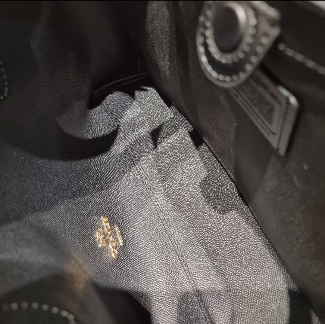 COACH HANNA CARRYALL IN SIGNATURE CANVAS / CH187 / CH195 / CH542 น้องใหม่ เรียบหรู ดูแพง กับกระเป๋าถือ/สะพายทรงสวย คงความคลาสสิค ดีไซน์ตกแต่งสายคาดจับจีบข้างกระเป๋าเพิ่มดีเทล มาพร้อมหูจับในตัว