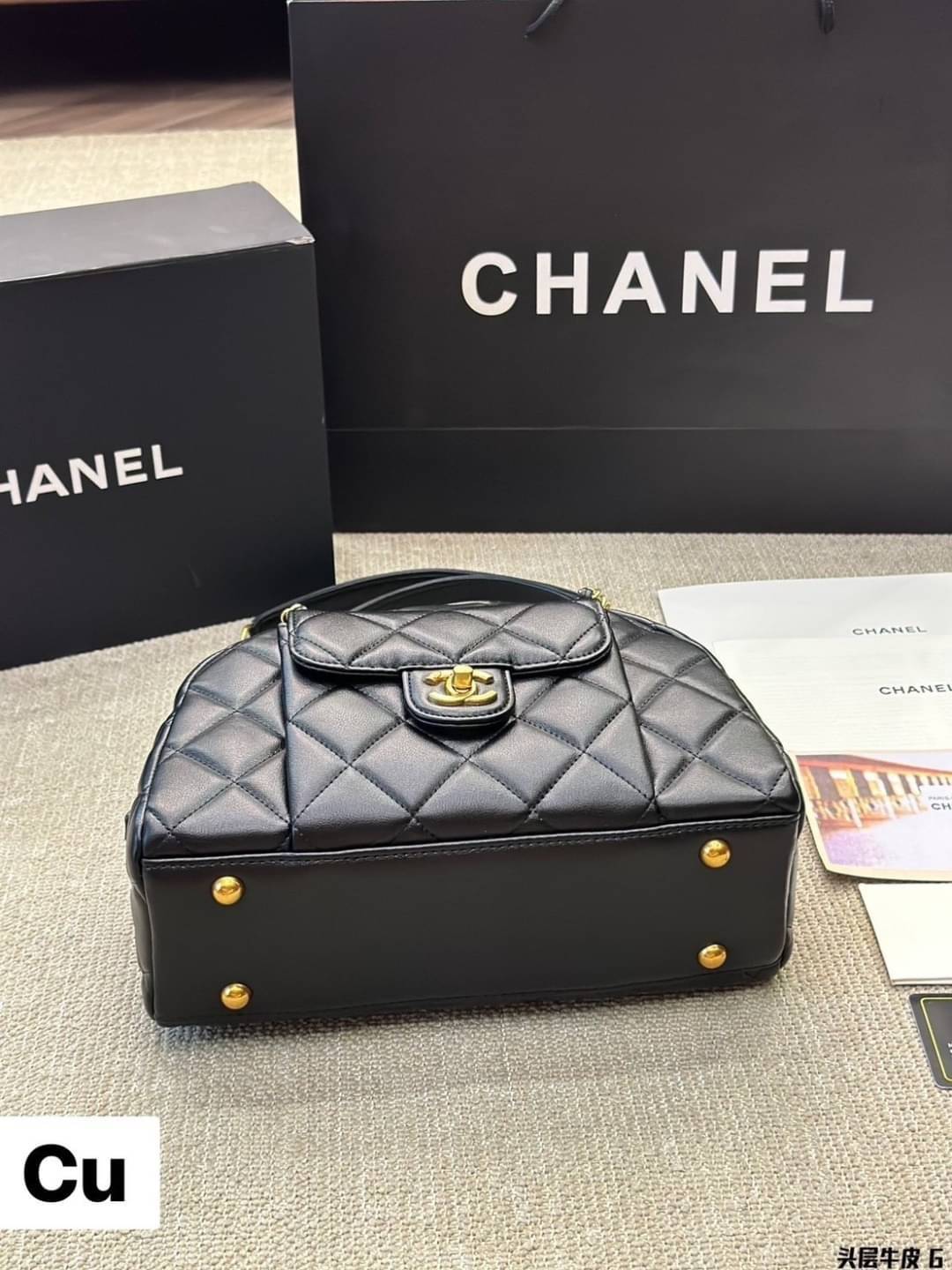 CHANEL 24A Bowling Bag กระเป๋าสะพายทรงโบลิ่ง รุ่นท็อปฮิต งานหนังเรียบ อะไหล่สีทองสวยหรู ขนาดกำลังสวย รูปทรงคลาสสิคใช้งานได้สะดวก