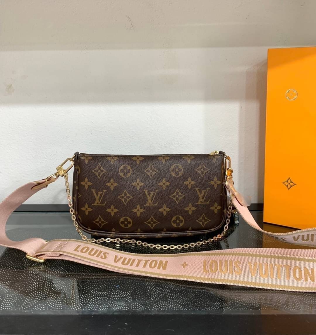LV Multi Pochette Accessoires Monogram 3in1 เกรดออริจินอล กระเป๋าสะพายมัลติฟังก์ชั่น สุดฮอต สาวๆคลั่งกันหนักมาก ดีงาม ดีไซน์คลาสสิควินเทจ โดดเด่นด้วยดีเทลกระเป๋า 3 ใบ ขนาดกำลังสวย ประหยัดพื้นที่ เพราะเก็บแบบซ้อนใบด้านในได้ วัสดุหนังแคนวาส มาพร้อมสายคล้องโ