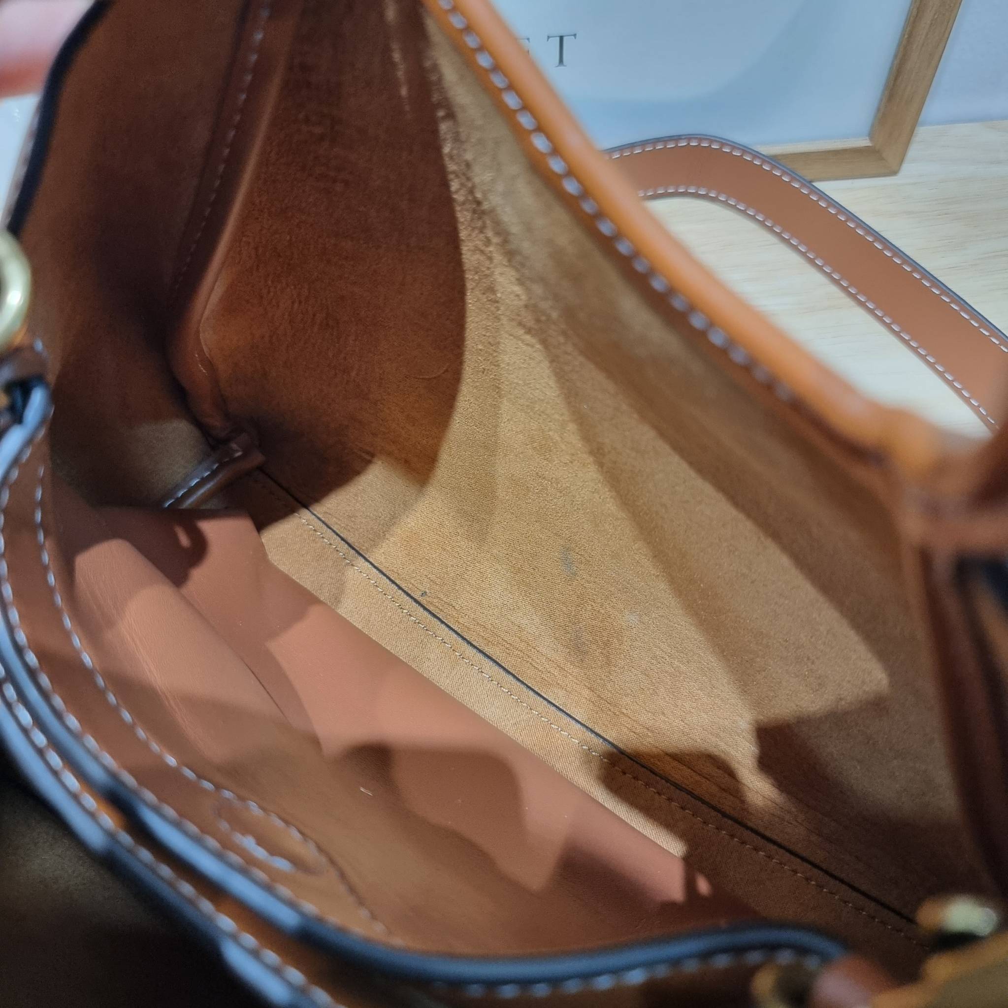 COACH LANA SHOULDER BAG 23 IN SIGNATURE JACQUARD CM550 พร้อมส่ง กระเป๋าถือ/สะพายทรงเก๋ โดดเด่นด้วยลวดลายซิกเนเจอร์บนผืนผ้าทอสวย หูจับในตัวถือสะดวก รีบช้อปได้ใช้ก่อนใครไปเลย