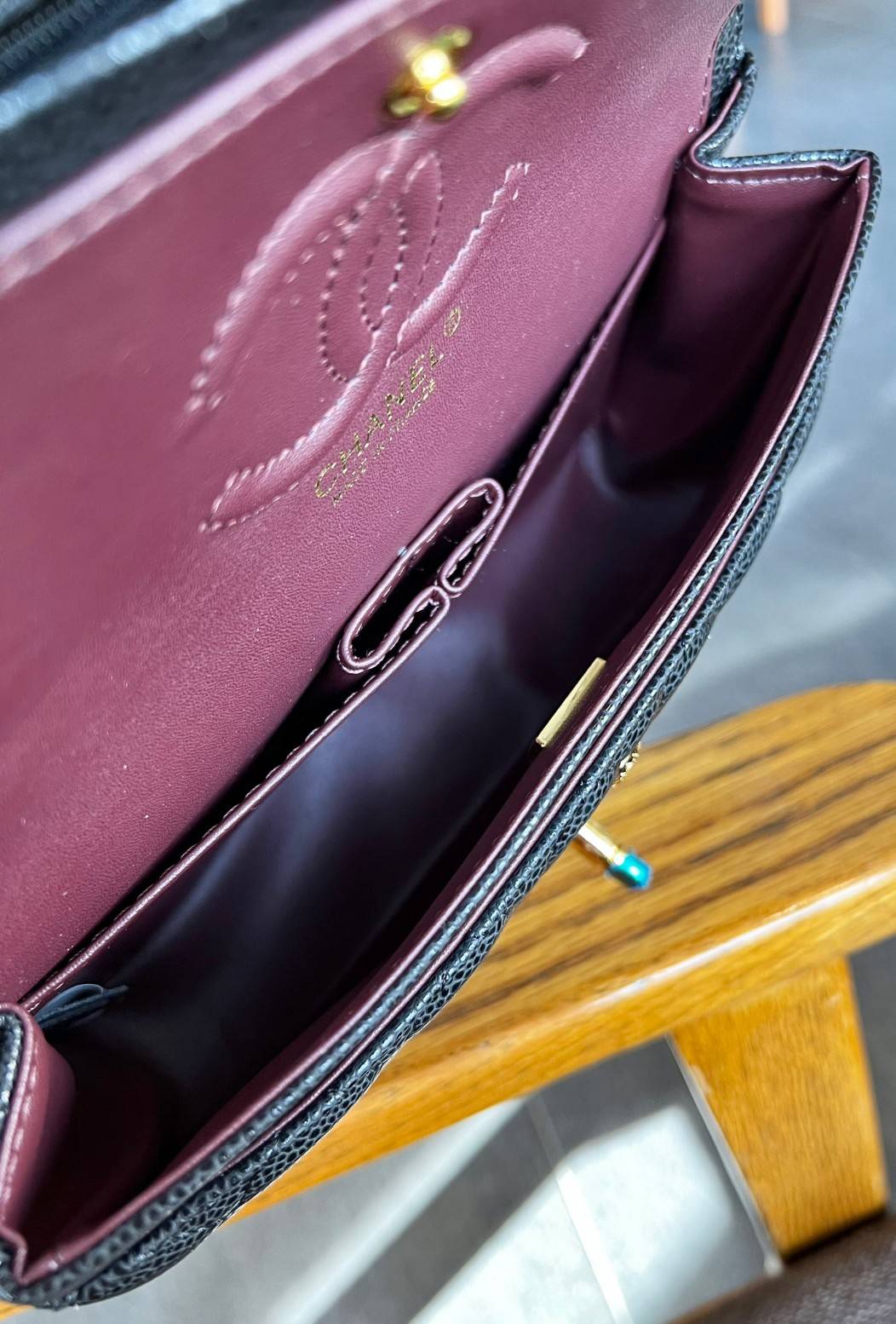 CHANEL CLASSIC CAVIAR LEATHER BAG กระเป๋าคลาสสิกรุ่นยอดนิยม รุ่นที่ใช้ได้ทุกยุคทุกสมัยจริงๆ ไม่มีคือพลาดที่สุด ^^ สวยยันเงาค่าสาวๆ! 🧡 เกรดออริจินอล ใช้งานต่างประเทศได้