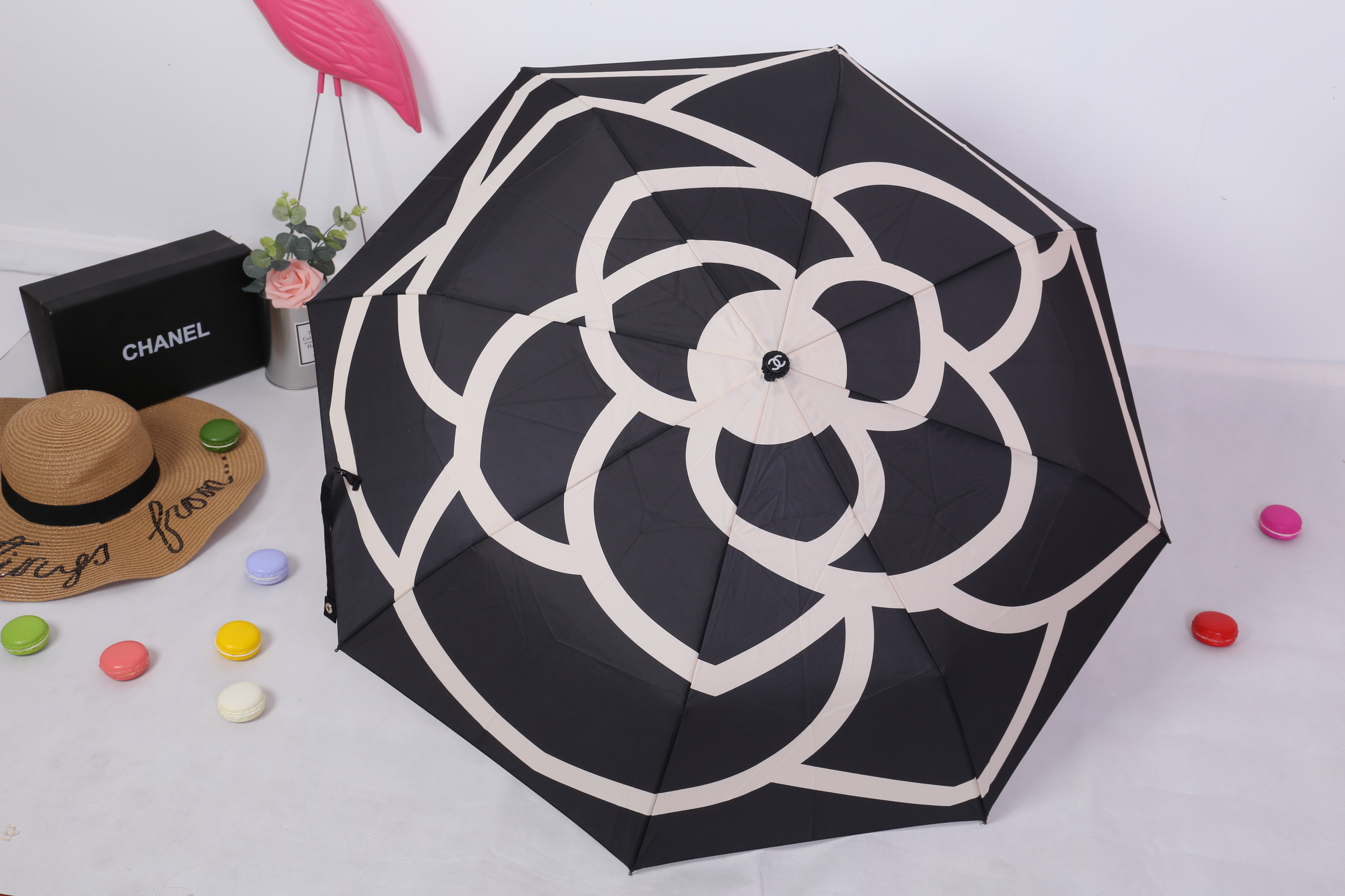 Chanel Umbrella VIP Gift- Black and Beige Camellia With Gift Box Vip Gift Chanel ของแท้ 100% ร่มพับระบบออโต้พรีเมี่ยมจาก Chanel Cosmetic Counter สำหรับกันฝนกันแดด ปกป้องทั้งแดดและฝนพกพาสะดวก ใช้งานง่ายด้วยปุ่มกดออโต้ มาพร้อมปลอกร่ม ภาพถ่ายจากสินค้าจริง สว