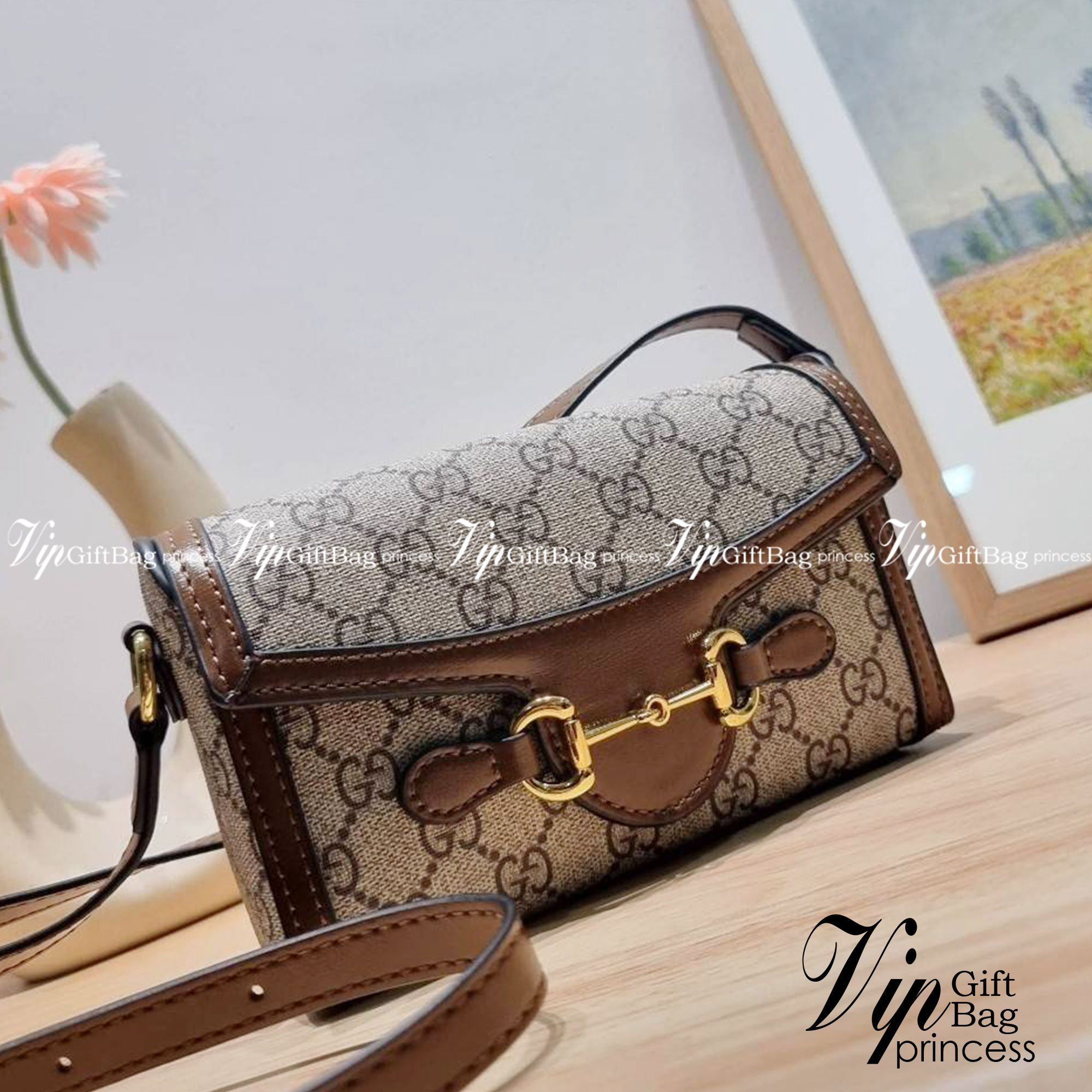 Gucci Horsebit 1955 Mini Bag / GC crossbody horizon mini bag กระเป๋าสะพายข้างขนาดกำลังดี สวยอยู่ทรง วัสดุหนังแคนวาสทนทาน แฝงความหรู เปิด-ปิดฝาสอดพร้อมแม่เหล็กในตัว ภายในเป็นช่องโล่ง ใส่โทรศัพท์ได้ทุกรุ่น พกแทนกระเป๋าสตางค์ ใส่บัตร ใส่ธนบัตรพกง่ายๆก็ได้ สา