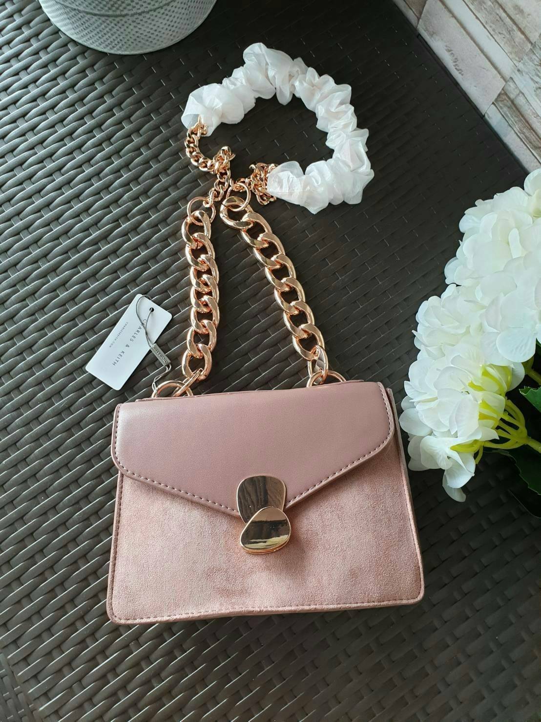 กระเป๋าทรงสวย ดีไซน์ทันสมัย วัสดุหนังโพเลเตอร์ + กำมะหยี่ตกแต่งด้านหน้า ออกแบบปิด-เปิดด้วยตัวล็อคแบบกด สีเงิน และ สีทอง ดูเก๋ ภายในเป็นช่องโล่ง มีช่องซิป 1 ช่อง และช่องใส่ของจุกจิก 1 ช่อง ด้านหลังติดโลโก้แบรนด์ มาพร้อมสายสะพายยาว สายสวยเก๋ ดูดีมากๆ สายถอด