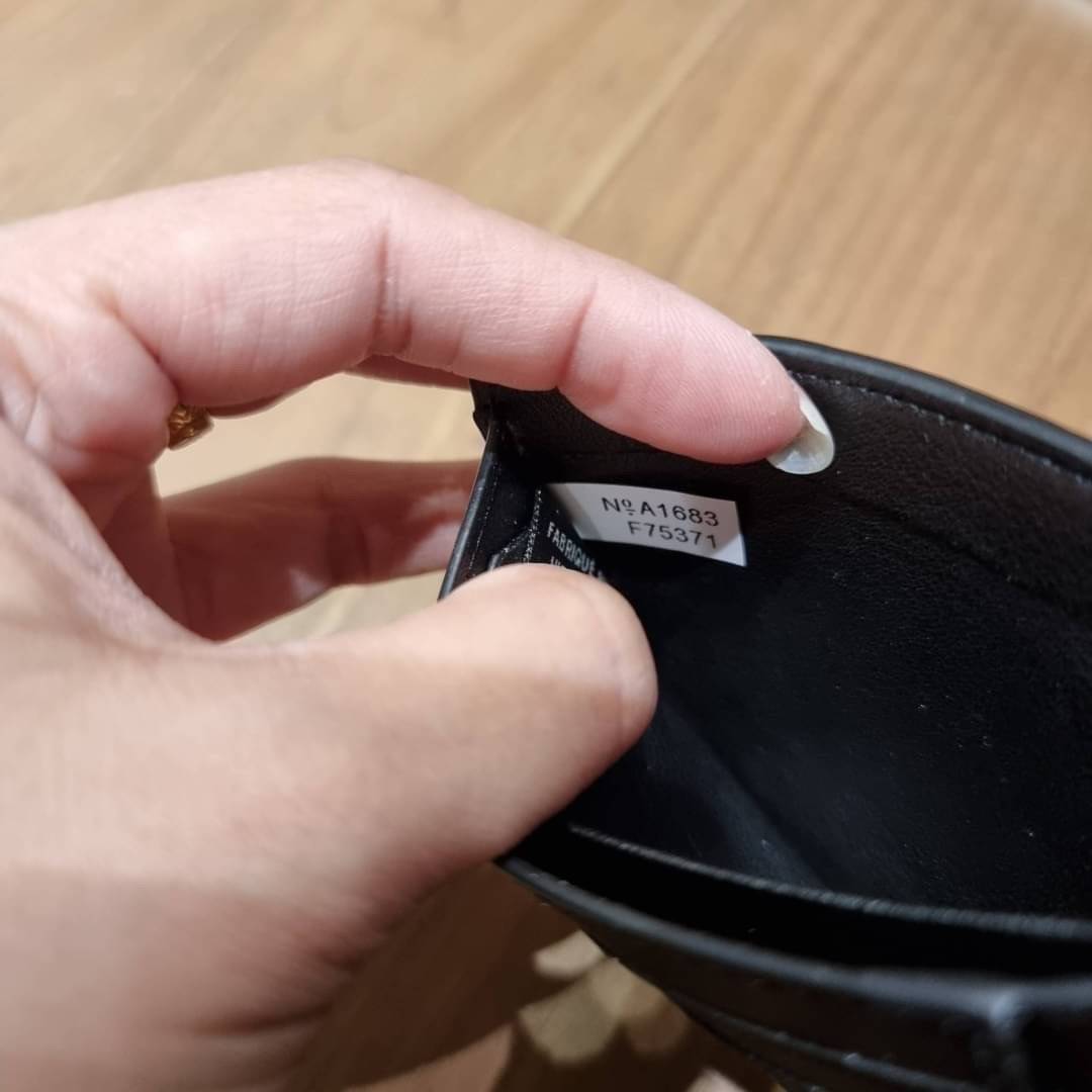 COACH 75371 COMPACT ID WALLET IN SIGNATURE CROSSGRAIN LEATHER กระเป๋าสตางค์ผู้ชาย ลาย c นูนเต็มใบ หนัง crossgrain อีกรุ่นที่ยอดขายไม่เคยตก 🤑🤑 ใบจริงดูผู้ดี ดูแพง!! ภายในมีช่องใส่บัตรได้เยอะ ใส่ธนบัตรได้ทุกใบ ซื้อให้คุณหนุ่มๆรับรองประทับใจไ