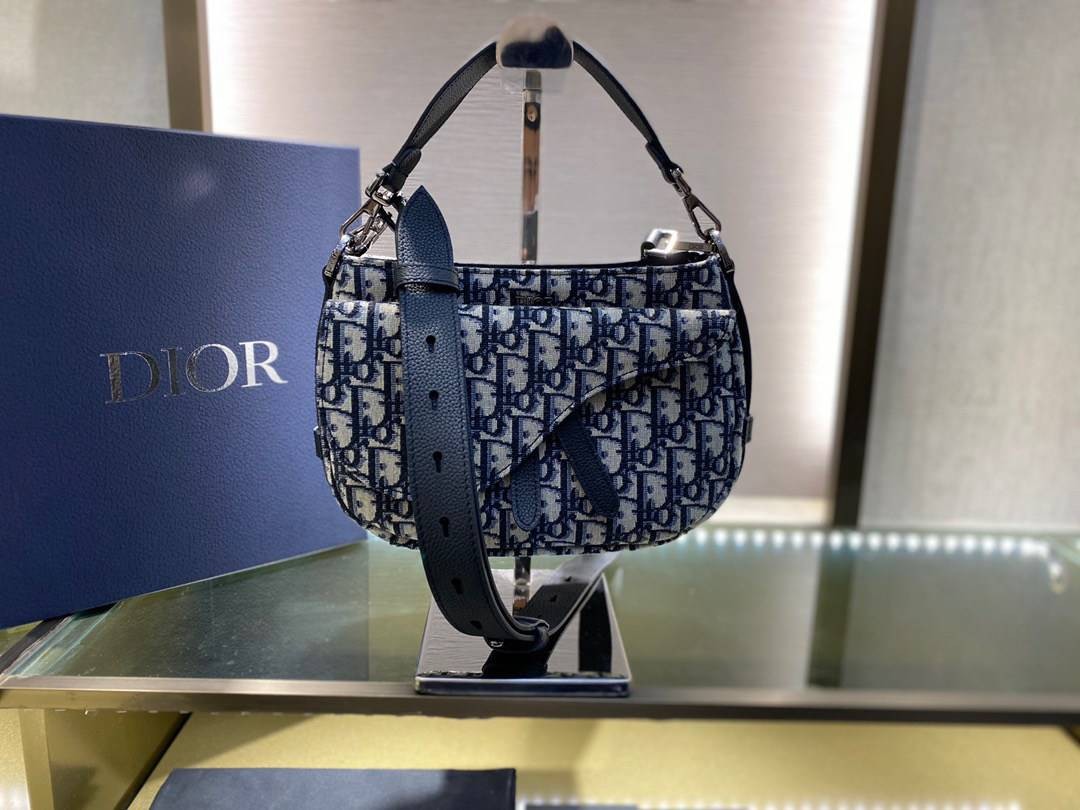 หนังแท้ DIOR MINI SADDLE SOFT BAG Beige and Black Dior Oblique Jacquard พร้อมส่งที่ไทย งานหนังแท้และผ้าแจ็คการ์ดออริจินอล ภาพสินค้าถ่ายจากงานขายจริง ใช้งานต่างประเทศได้
