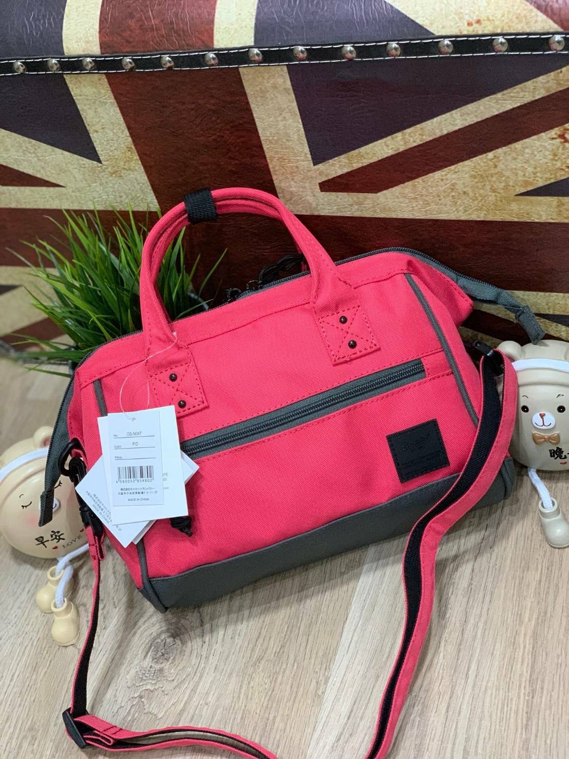 ANELLO MINI SHOULDER BAG MULTI COLOR OS-N047 รุ่นใหม่ชนช้อป!! กระเป๋าสะพายข้าง Multi Colors Collection สีสันสดใสสะดุดตา มี Logo เป็นยางนูนสีดำตัดกับสีกระเป๋า ทำให้ดูน่าใช้มากยิ่งขึ้น (Lining anello) วัสดุpolyester มีลักษณะเฉพาะตัวด้วยสี Two Tone ทั้งตัวกร
