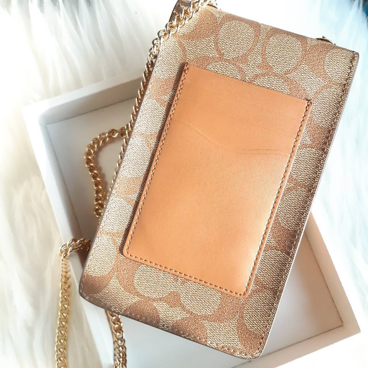 COACH PHONE CASE CROSSBODY BAG ((73486//76988//76357//39955//91046)) COACH NORTH/SOUTH CROSSBODY IN SIGNATURE CANVAS กระเป๋าใส่โทรศัพท์รุ่นนี้ มีความโดดเด่นทั้งดีไซน์และคุณสมบัติในการใช้งาน ด้วยลวดลายที่มีซิกเนเจอร์เป็นเอกลักษณ์แล้ว ด้านหลังยังมีช่องใส่กา