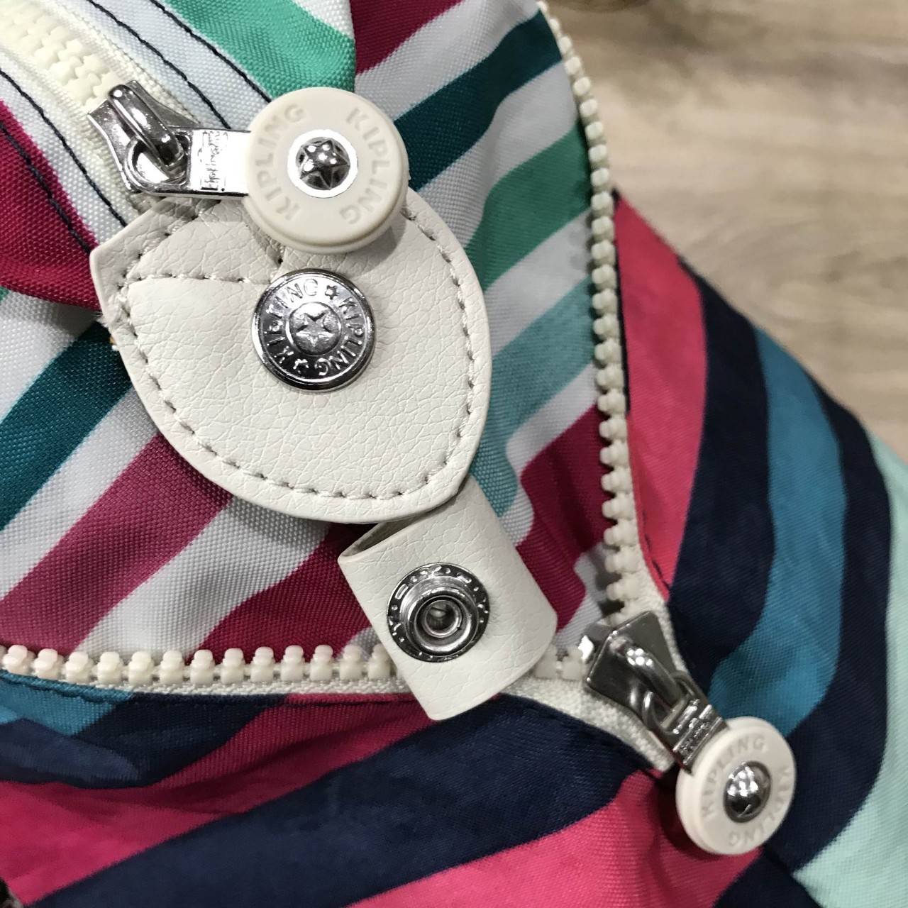 NEW ARRIVAL! KIPLING ART (LARGE) TOTE BAG 2018 กระเป๋าถือหรือสะพายรุ่นใหม่ใบใหญ่จุใจสาวๆที่สัมภาระเยอะ วัสดุ Nylon+Polyester 100% น้ำหนักเบา โดดเด่นที่สามารถรูดซิปมุมกระเป๋าเปลี่ยนทรงได้ไม่จำเจ มีหูหิ้วสะพายไหล่ได้ มือจับหูหิ้วเป็นหนังปั้มโลโก้ พวงกุญเเจล