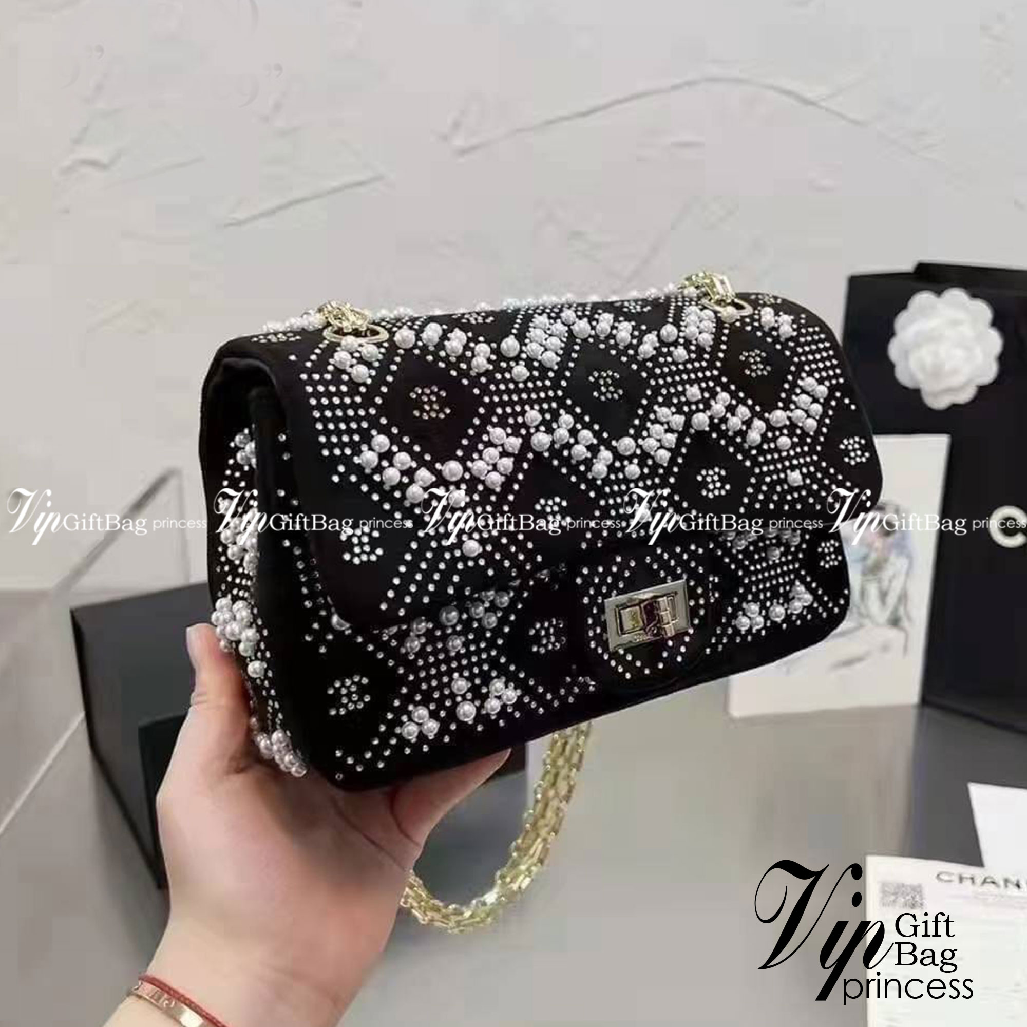 CHANEL MINI 2.55 HANDBAG / Chanel Pearl Bag velvet handbag กระเป๋าสะพายแต่งมุก คริสตัลหรูหรา พื้นโทนดำกำมะหยี่ พร้อมสายสะพายโซ่ ใช้ในงานกลางคืนเหมาะมากๆ ค่ะ