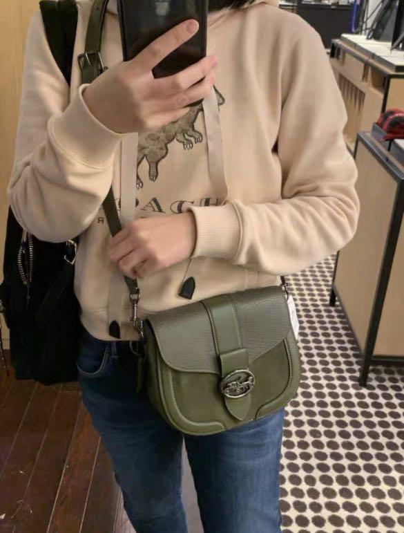 OUTLET 】COACH C2805 GEORGIE SADDLE BAG ใบงาม น้องน่ารัก สุดเรียบหรู เลยทีเดียว วัสดุหนังpebble ตัวกระเป๋าหนังแท้ ตรงกลางตัดกำมะหยี่เพิ่มความหรูหราอย่างลงตัว ภายในกระเป๋ามีช่องเอนกประสงค์กระดุมแป๊ก ซับในผ้า ด้านนอกกระเป๋าเปิด สายสะพายถอดปรับระดับ สำหรับสะพ