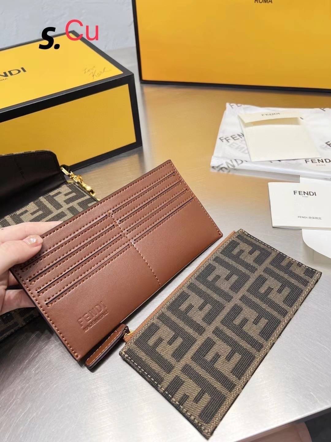 Fendi Wallet With Pouches / Fendi Mini Bag / Fendi multi pochette felicie shoulder bag กระเป๋าสะพายไซส์มินิ แคนวาสโมโนแกรม สุดคุ้ม 3 ชิ้น ในเซท ใช้งานง่ายเป็นระเบียบแบ่งสัดส่วนชัดเจน ใบเล็กกะทัดรัด แต่ใช้งานคุ้มมากๆ มาพร้อมสายสะพายดีไซส์สปอร์ตถอดได้ อะไหล