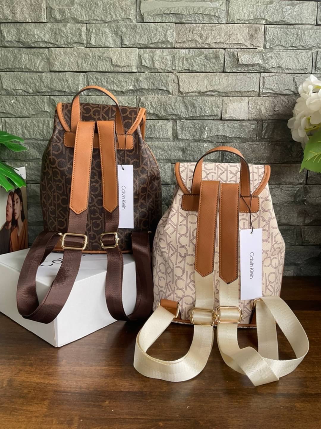 CALVIN KLEIN Monogram Backpack กระเป๋าสะพายเป้รุ่นใหม่ชนช้อป รุ่นยอดนิยม วัสดุ PVC คุณภาพดี หนังนิ่มสวย ฐานกระเป๋าแข็ง ตั้งอยู่ทรงรองรับน้ำหนักได้ดีมากๆ ตัวกระเป๋ามีน้ำหนักเบา ด้านหน้าประดับด้วยโลโก้แบรนด์ สายยาวดีไซน์เก๋ สะพายไม่เจ็บไหล่ เลื่อนปรับได้ฟรี