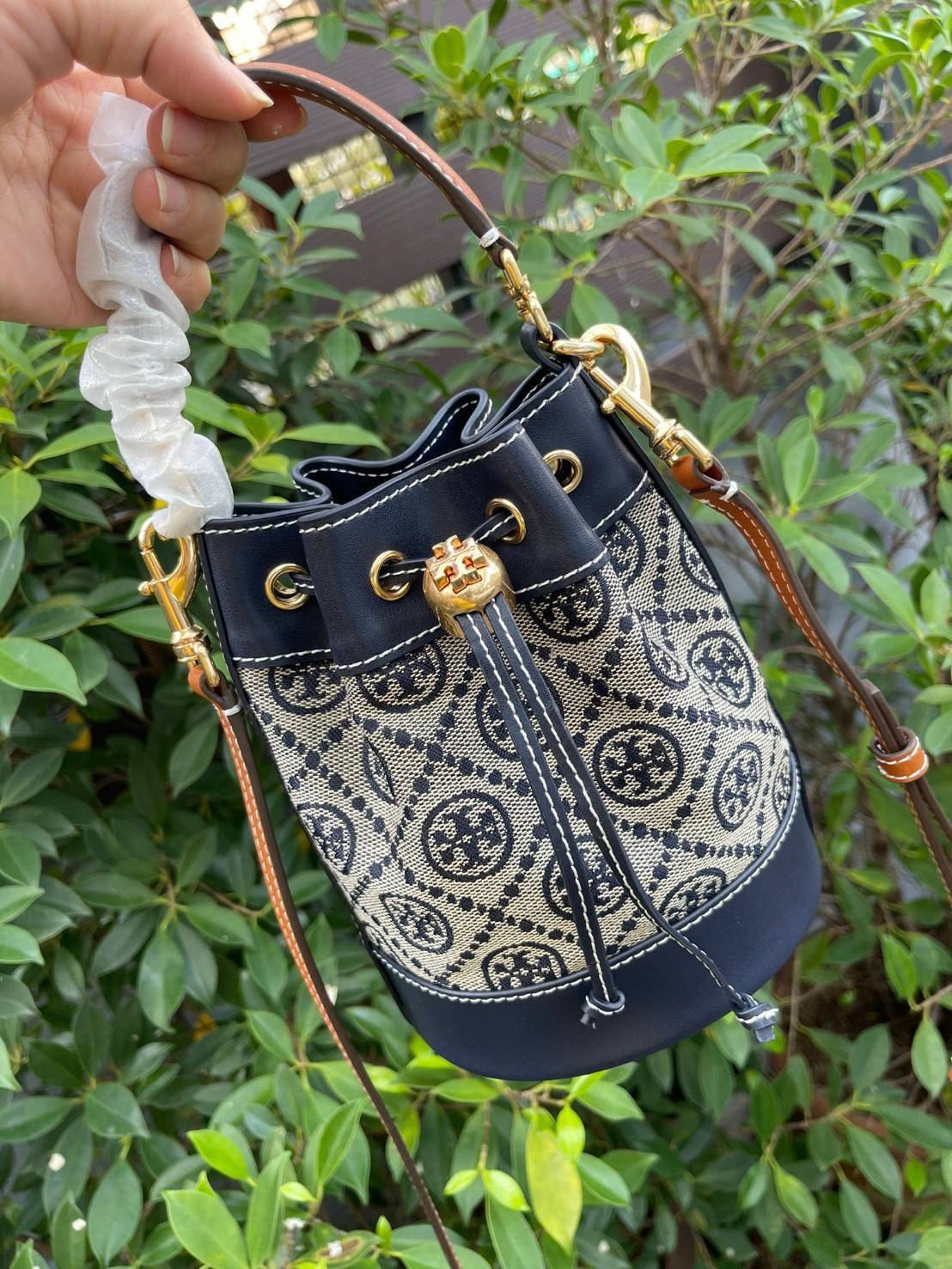 ของแท้ 💯% Mini Tory Burch T Monogram jacquard mini bucket bag เปิดตัวกระเป๋า T MONOGRAM รุ่นใหม่ล่าสุดจาก TORY BURCH ครั้งแรกกับโมโนแกรม ขนาดมินิ ที่ได้รับแรงบันดาลใจมาจากโลโก้สุดคลาสสิก