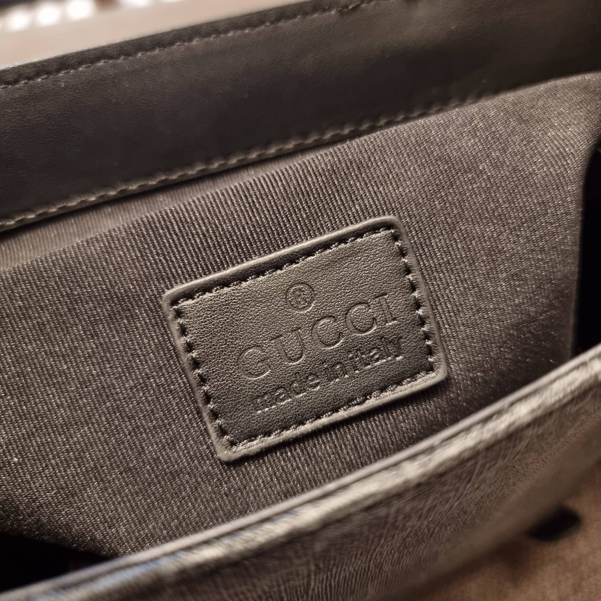 Gucci GG Supreme messenger bag GC MESSENGER VINTAGE BAG กระเป๋าสะพายข้างทรงแมสเซนเจอร์ ย้อนยุค ลุคผู้ดีแบบลูกคุณ ดีไซน์ unisex ใช้ได้ทั้งชายและหญิง พรีเมี่ยมกิ๊ฟวีไอพี วัสดุหนังแคนวาส ใช้งานง่ายด้วยฝาเปิดกระดุมแม่เหล็ก ด้านหลังมีช่องเก็บของจุกจิกได้ ภายใน