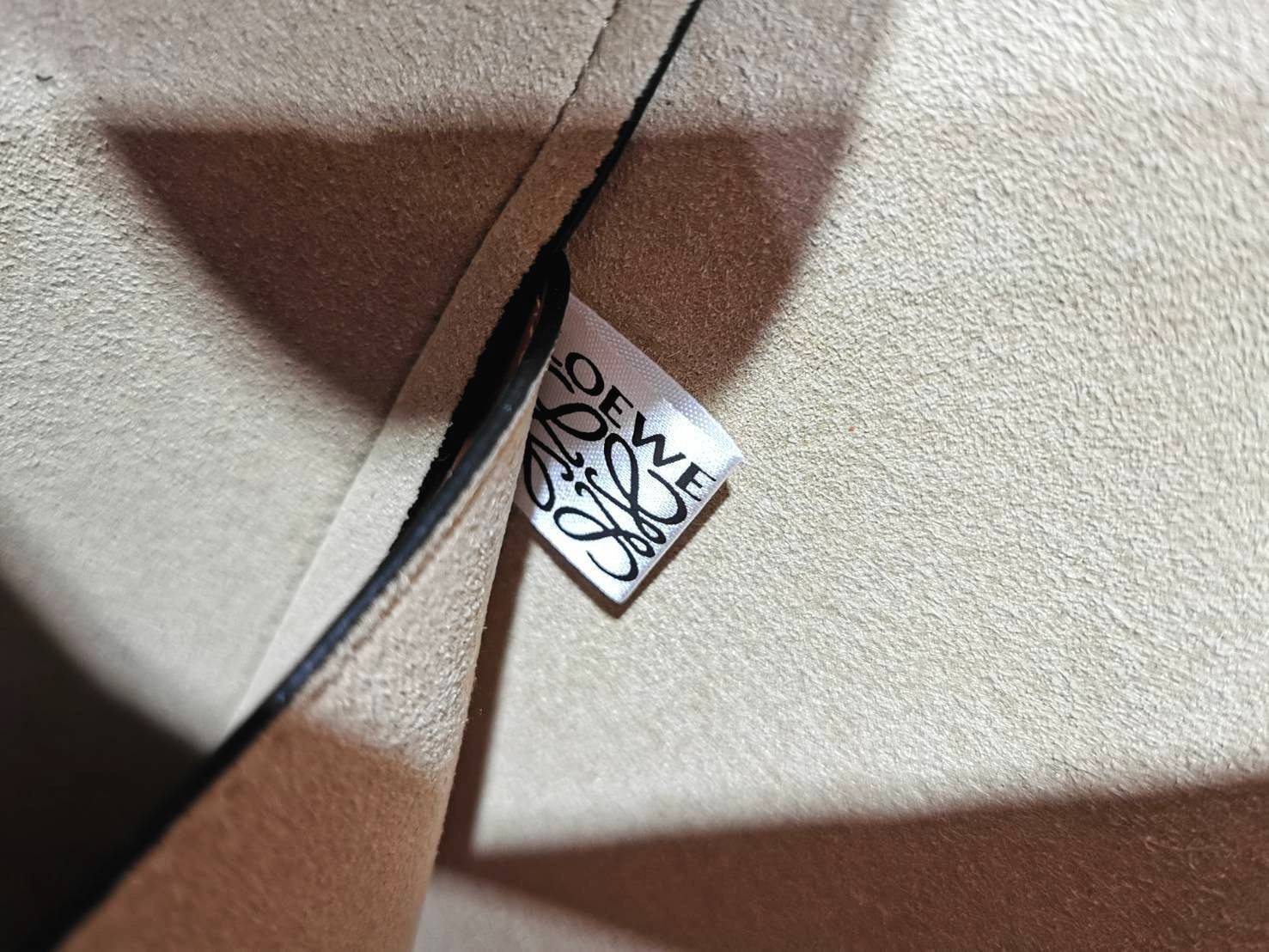 LOEWE HOBO LEATHER SHOULDER BAG VIP GIFT WITH PURCHASE (GWP) กระเป๋าหนังแท้พรีเมี่ยมกิ๊ฟ Limited Edition จาก LOEWE PERFUME DUTYFREE รุ่น Rare items วัสดุหนังแท้ Lambskin หนังนิ่มสวยดีไซน์หรูด้านหน้าฉลุโลโก้ Loewe Anagram คงเอกลักษณ์แบรนด์ ภายในโล่งกว้างวั