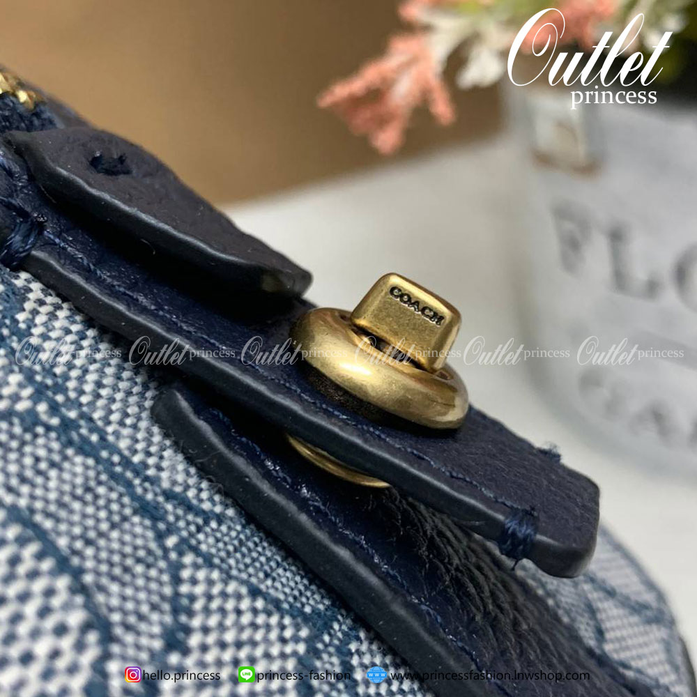 COACH LARK BAG 19 IN SIGNATURE JACQUARD ((4619)) พร้อมส่งที่ไทย สวยก่อนใครแน่นอนค่ะ😘 กระเป๋าสะพายข้าง//ครอสบอดี้ร์ วัสดุหนังแท้+Jacqurd ได้ลงตัวสวยงามมากๆค่ะ มีช่องใส่ของจุกจิกทั้งด้านหน้าและหลัง ;เปิดปิดกระเป๋าแบบซิปคู่ ภายในสามารถใส่กระเป๋าเงินใ