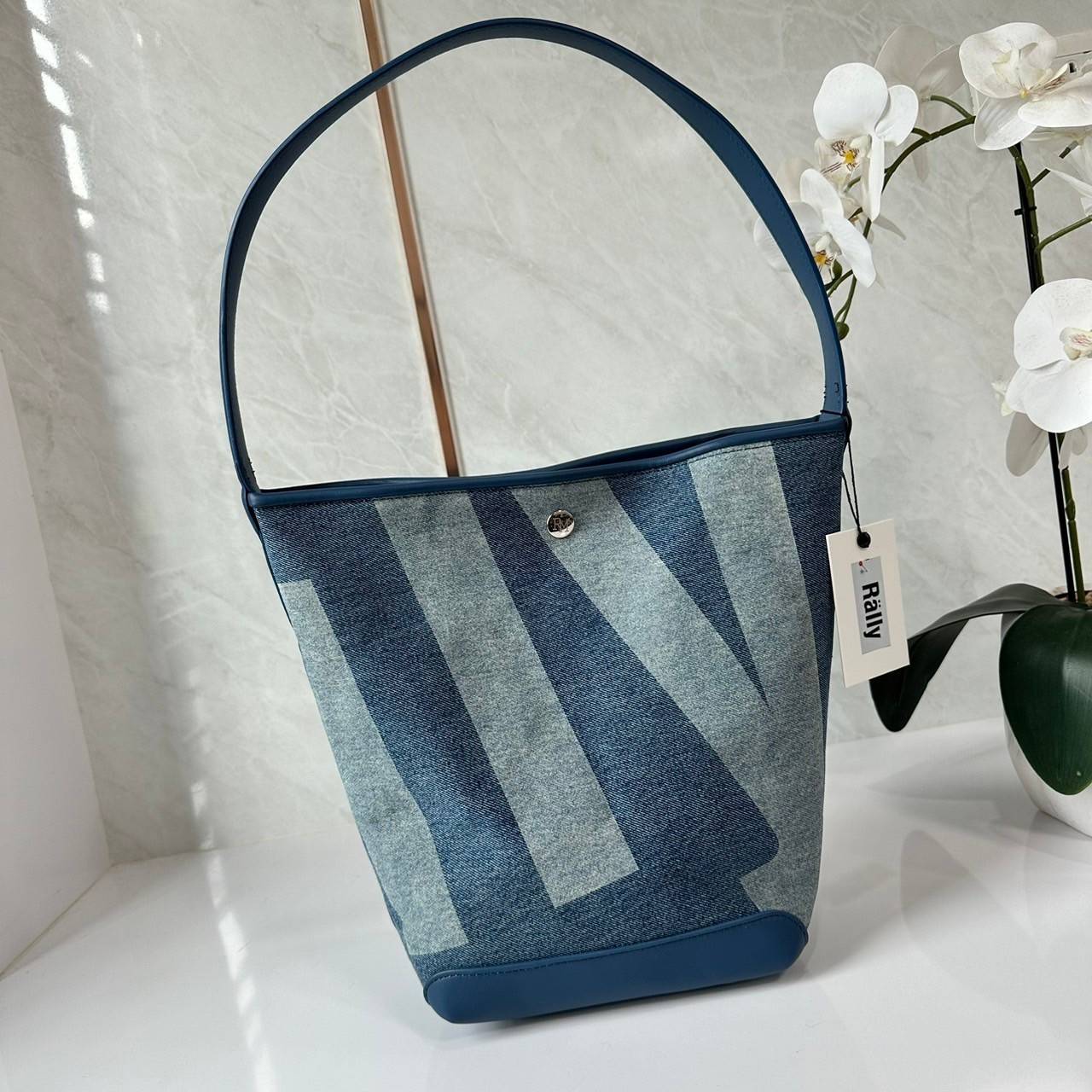 Rally movement the bag denim เป็นไอเท็มที่ฮอตสุดๆแห่งปีจริงๆ กับกระเป๋าทรงบัคเก็ต ที่ดีไซน์ออกมาคลาสสิคและใช้งานง่ายจริงๆ