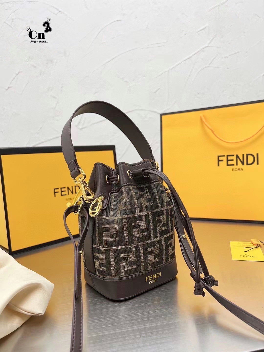 FENDI MINI BUCKET BAG / Fendi Mon Tresor Beige Raffia mini Bag กระเป๋าสะพายทรงขนมจีบยอดฮิต ไซส์มินิ ที่น่ารักน่าใช้มาก ดีไซน์สวยอยู่ทรง วัสดุผ้าแคนวาสสลับหนังแท้ ดีเทลห่วงคล้องอะไหล่สวยหรู มาพร้อมสายสั้นคบ้องแขน และสายครอสบอดี้สำหรับสะพายข้าง สลับใช้ได้ไม