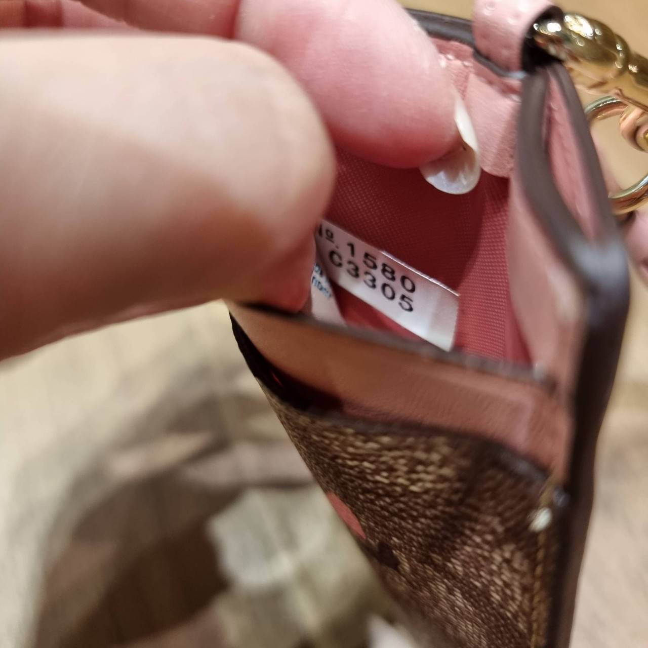 COACH C3305 ID LANYARD IN COLORBLOCK SIGNATURE CANVAS ง่ายๆแบบไม่ธรรมดา!! คลาสสิคแต่มีดีเทลโดดเด่น!! กระเป๋าถนอมบัตร พร้อมสายคล้องคอ ดีไซน์ลวดลายสวย ดูดีทุกแบบ ใช้งานง่าย พกพาสะดวก จะใส่บัตรพนักงาน บัตรเครดิต บัตรปชช. ใบขับขี่ และบัตรอื่นๆที่อยากจะใส่!! ต