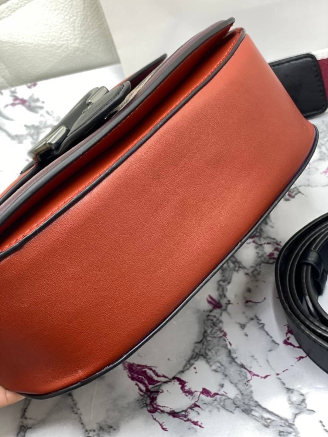 COACH BEAT SADDLE BAG WITH HORSE AND CARRIAGE C0745 ฮอตไฟลุก! สีหายาก ละมุนคุณหนู คอลเลคชั่นใหม่ ดีไซน์หรูหรา พิเศษมากๆมาพร้อมสายสะพาย 2 เส้น ใช้คู่กันหรือแยกสะพายก็สวยครบสูตร กระเป๋าสะพายทรง saddle คลาสสิค เปิด-ปิดด้วยกระดุมแน่นหนา ภายในเป็นช่องโล่ง ใส่ข