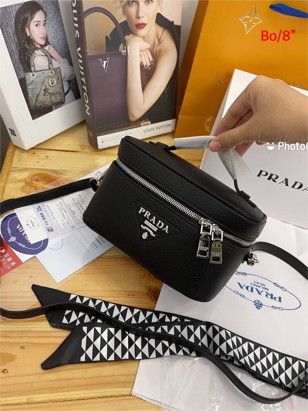 PRADA BOX Leather Shoulder Bag กระเป๋าทรงกล่อง ดีไซน์ยูนีค ไม่ซ้ำ สวยมีสไตล์ มีหูจับในตัว และสายสะพายข้างมาให้ ภายในเป็นช่องโล่ง จัดไปเท่ก่อนใครได้เลย