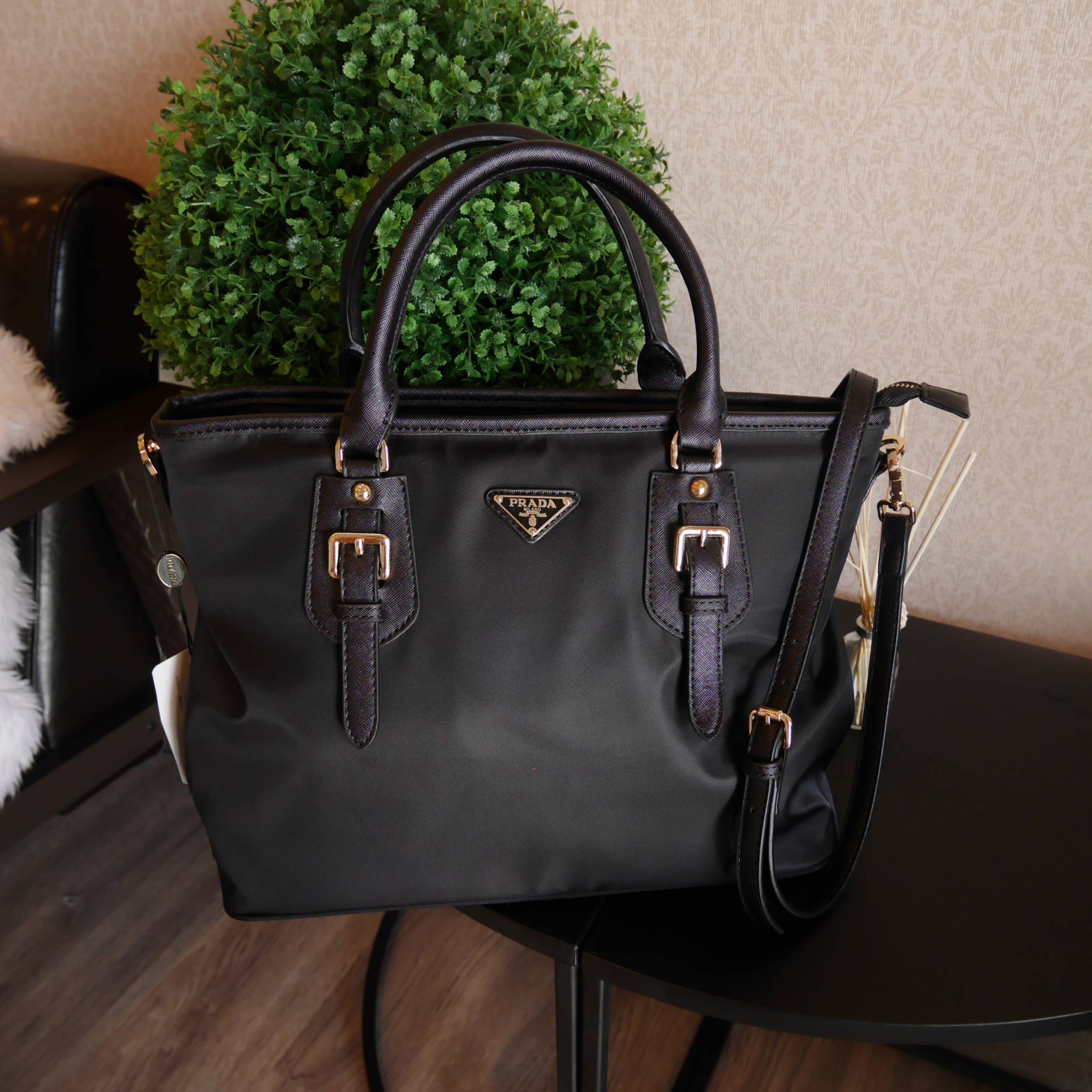 New item! อีกหนึ่งรุ่นที่ มาใหม่ค้า Prada Nylon handbag กระเป๋าถือสะพาย ทรงกำลังดี **ยอดฮิต จากงานพรีเมี่ยมกิ้ฟใหม่ บอกเลยว่า ใบนี้วัสดุเป็น Nylon สวยคุ้มสุดๆ หูกระเป๋าสามารถทำทรง ตั้งและพับได้ มาพร้อมอะไหล่สีทอง ด้านหน้าประดับด้วยโลโก้แบรนด์สวยหรู ด้านใน