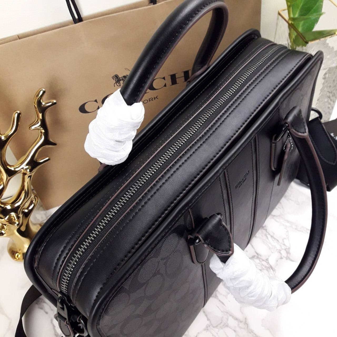 COACH BOND BRIEF IN SIGNATURE CANVAS (COACH F23212)🍁 หนุมๆสาวๆ สาวก Unisex พลาดไม่ได้เลย ลุยงานได้จริง รุ่นนี้เลย//วัสดุแคนวาส ผสมกับหนังแท้ คุณภาพ ทนทาน หนาแน่น ใส่เอกสาร ใส่โน๊ตบุ๊ค ลุยงานได้แบบ Real life จริงๆ ฟังก์ชั่นครบมาก >>มีสายสะพาย