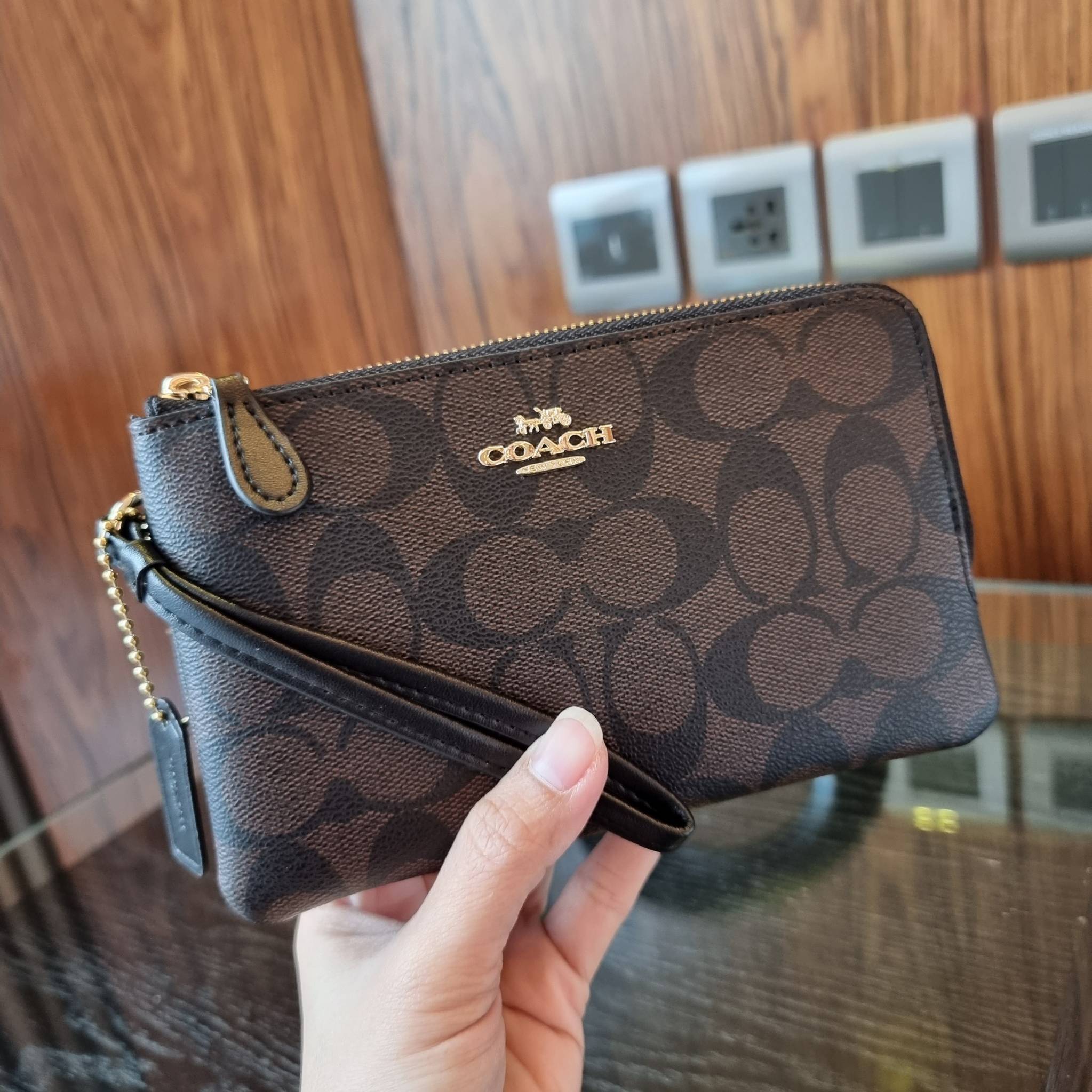 COACH F87591 DOUBLE CORNER ZIP WALLET IN SIGNATURE COATED CANVAS คล้องมือรุ่น 2 ซิป!! มาแล้วจ้า 🌟🤗 ไซส์นี้คือเหมาะมือจริงๆ พกง่ายเช่นเคย ไม่ต้องกังวลว่าจะเกะกะหรือกินพื้นที่กระเป๋าหลัก วัสดุหนังแคนวาสเคลือบลาย มีช่องหลักแยก 2 ช่อง ภายในบุผ
