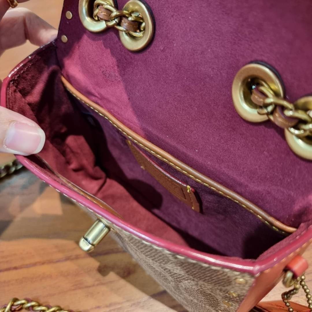 COACH C2462 MADISON SHOULDER BAG 16 IN SIGNATURE CANVAS WITH RIVETS กระเป๋าสะพายข้าง ไซส์กะทัดรัด พกพาง่าย น้ำหนักเบา ดีไซน์สวย โดดเด่นด้วยตัวล็อครูปดอกไม้ สีสันตกแต่งตัดกันกับลายซีอย่างลงตัว วัสดุหนังแคนวาสเคลือบลาย ภายในแบ่งสัดส่วนให้อย่างดี มาพร้อมสายส