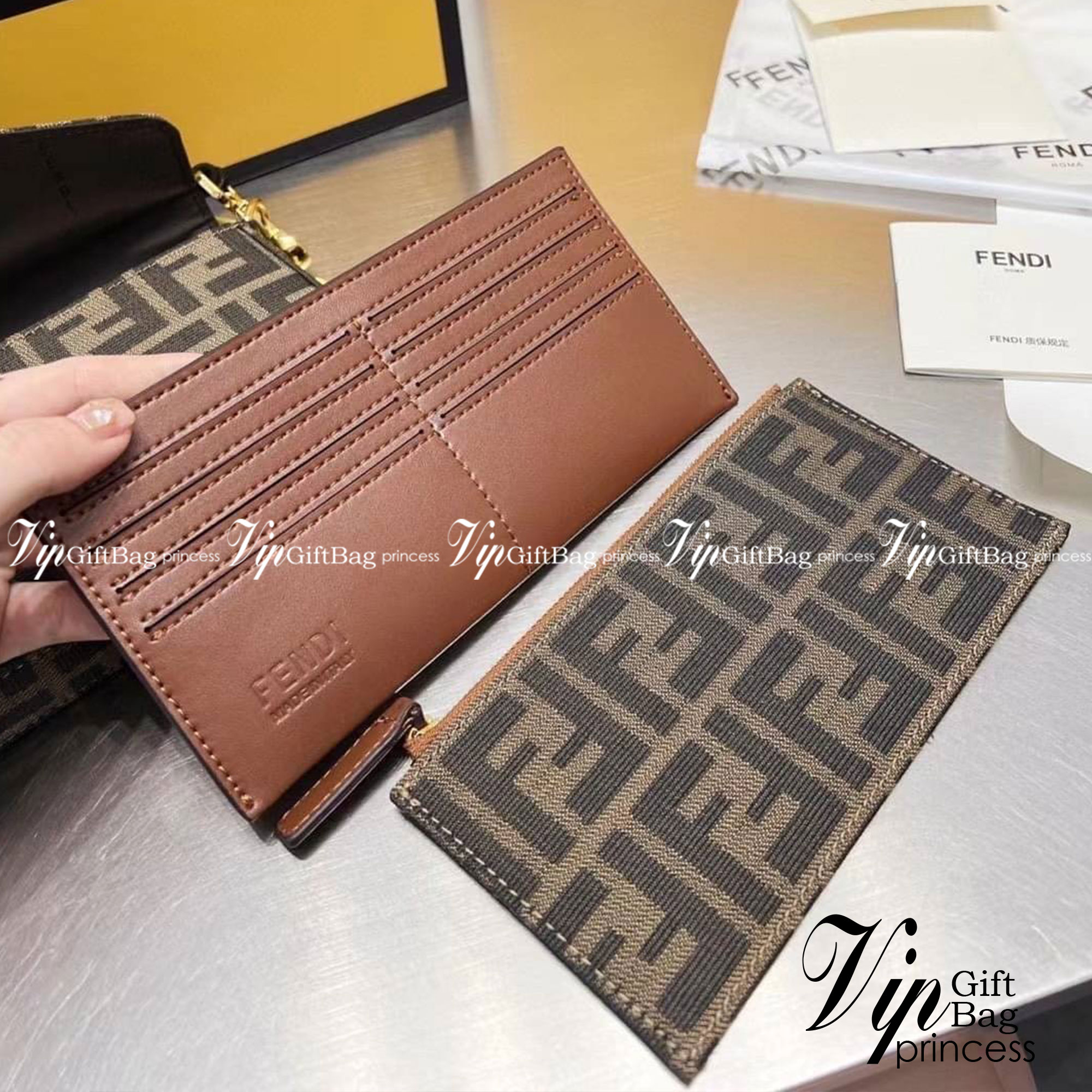 Fendi Wallet With Pouches / Fendi Mini Bag / Fendi multi pochette felicie shoulder bag กระเป๋าสะพายไซส์มินิ แคนวาสโมโนแกรม สุดคุ้ม 3 ชิ้น ในเซท ใช้งานง่ายเป็นระเบียบแบ่งสัดส่วนชัดเจน ใบเล็กกะทัดรัด แต่ใช้งานคุ้มมากๆ มาพร้อมสายสะพายดีไซส์สปอร์ตถอดได้ อะไหล