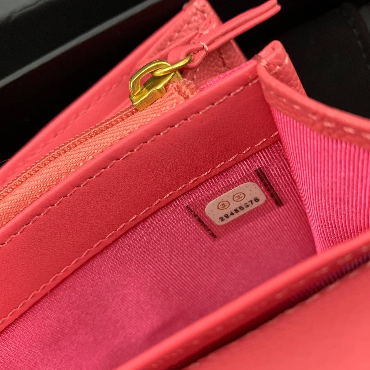 CHANEL LONG WALLET งานหนังแท้คาเวียร์สวยหรู โทนสีหวาน กระเป๋าสตางค์ใบยาวไอเท็มแนะนำ ใช้งาน ตทป ได้ สวยคลาสสิคไม่มีเอ้าท์ หนังแท้ใช้งานได้ทน ยิ่งใช้ยิ่งสวย ภาพถ่ายจากสินค้าจริง มาพร้อมกล่องแบรนด์ พร้อมส่งที่ไทย Must Have ค่ะ!