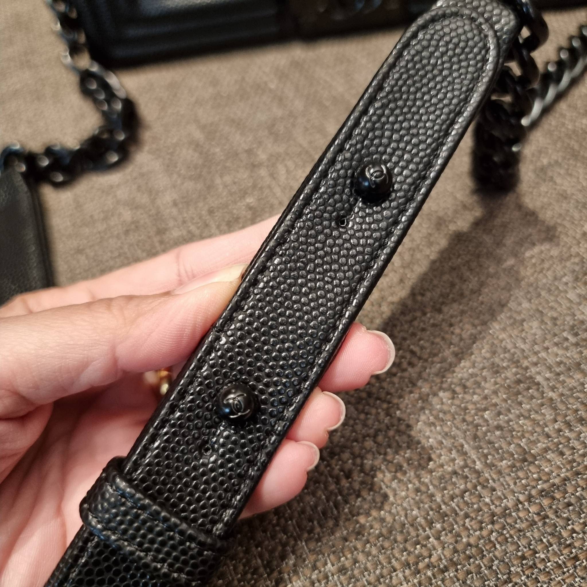 Chanel Boy 10" พร้อมส่งที่ไทย รุ่นสุดฮอต ดีไซน์อะไหล่ดำ เรียบหรูมากๆ!! วัสดุหนังลายคาร์เวีย ทรงคลาสสิคที่สาวๆห้ามพลาด!! ในราคาสุดคุ้ม เปิด-ปิดกระเป๋าด้วยตัวล็อค ภายในโล่งกว้าง ไซส์ใหญ่ใส่ของได้เยอะ มีช่องแยกในกระเป๋า มาพร้อมสายสะพายโซ่สลับหนังรองบ่า 