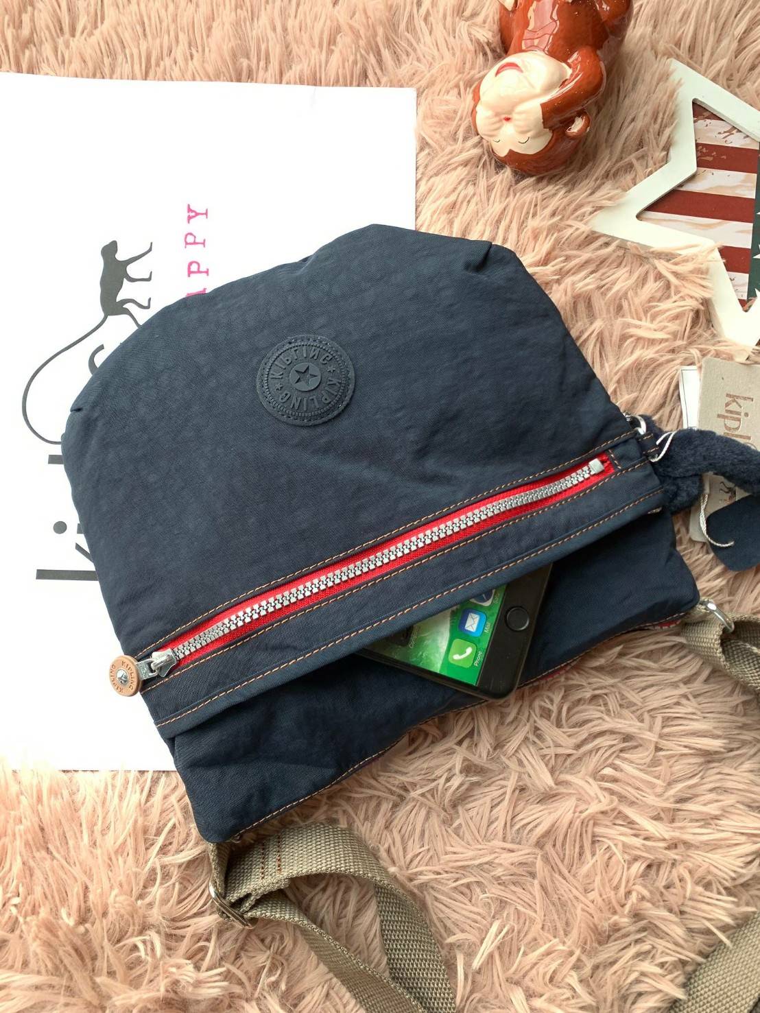 Kipling ARTO Cross-Body Bag กระเป๋าสะพายข้าง วัสดุ100% Polyamide น้ำหนักเบา เปิดปิดด้วยซิปเดียวด้านบน ภายในมีช่องเล็กแตกเป็นสัดส่วน ใส่กระเป๋าสตางค์ยาวและมินิไอแพคได้ ด้านหน้ามีช่องใช้งานเพิ่ม2ช่อง สายสะพายปรับฟรีไซส์ สะพายสายคู่หรือสายเดี่ยวได้ ใช้งานได้