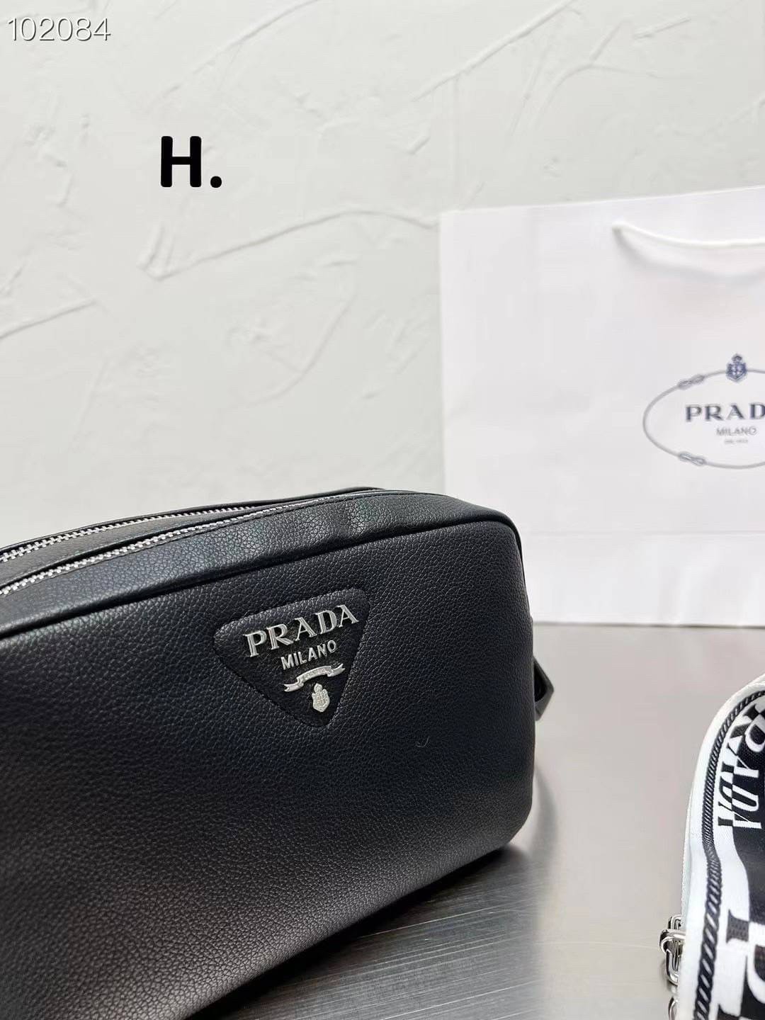 PRADA CAMERA LEATHER BAG with shoulder strap / PRADA MESSENGER BAG BLACK กระเป๋าสะพายหนัง รุ่น Unisex ใช้ได้ทั้งชายหญิง ขนาดกำลังดี ดีไซน์เรียบ แต่หรูหรา พร้อมสายสะพาย 2 เส้น ปรับระดับได้ สามารถสะพายไหล่ และครอสบอดี้