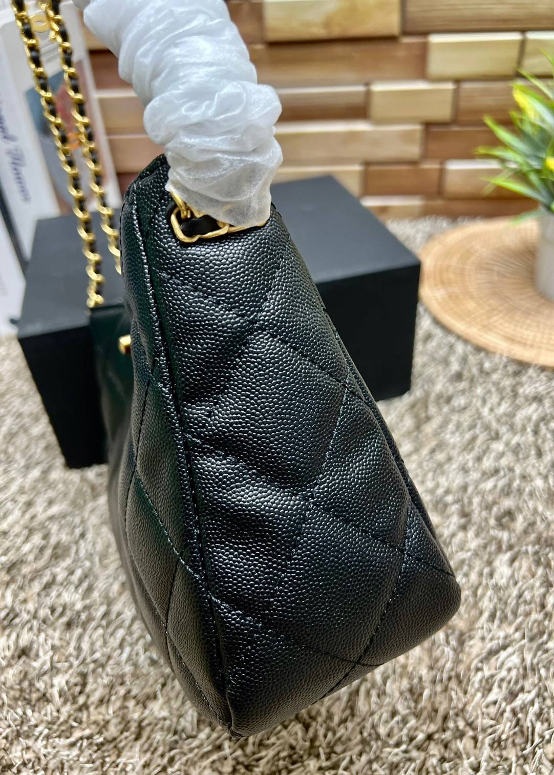 CHANEL กระเป๋าหิ้วหรือสะพายไหล่ หนังแท้ลสบคาเวียร์สวยงามมากๆ 🌟โดดเด่นด้วยสายของกระเป๋ามีโลโก้แบรนด์ประดับ หรูมากๆค่ะ เปิด-ปิดกระเป๋าแบบหมุนล็อค ภายในใส่กระเป๋าเงินใบกลาง;มือถือได้ทุกรุ่น;ของจำเป็นจุกจิกอื่นๆได้หลายอย่าง มีช่องเล็กให้ใส่ของจุกจิกนะ