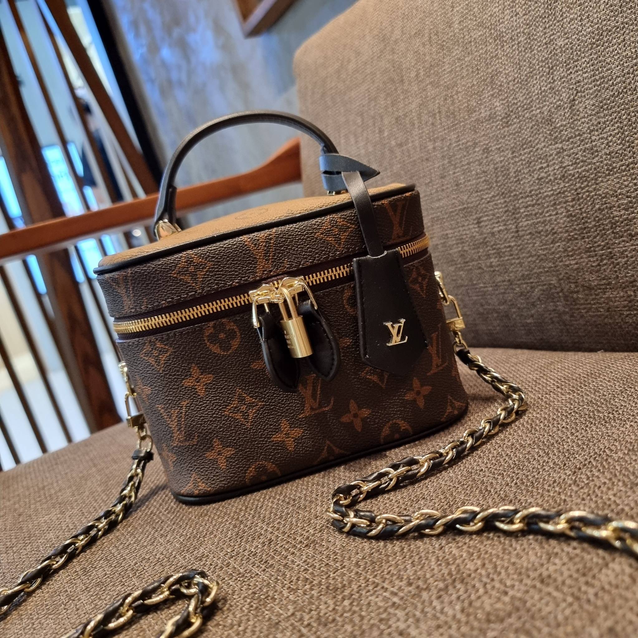 LV EXCLUSIVE VIP COSMETICS GIFT BOX กระเป๋าถือ/สะพาย สวยอยู่ทรง มาพร้อม box set สุดหรู adapt ใช้เป็นกระเป๋าเก็บเครื่องสำอางค์ ถือเชิดๆ หรือสะพายเลิศๆ ไปเที่ยว ไปไหนๆก็ดูแพง!! สวยจริงจัง!! พิเศษ!! มาพร้อมแม่กุญแจล็อคครบชุด และพวงหนังห้อย คุ้มมากๆแม๊!! ทุกด