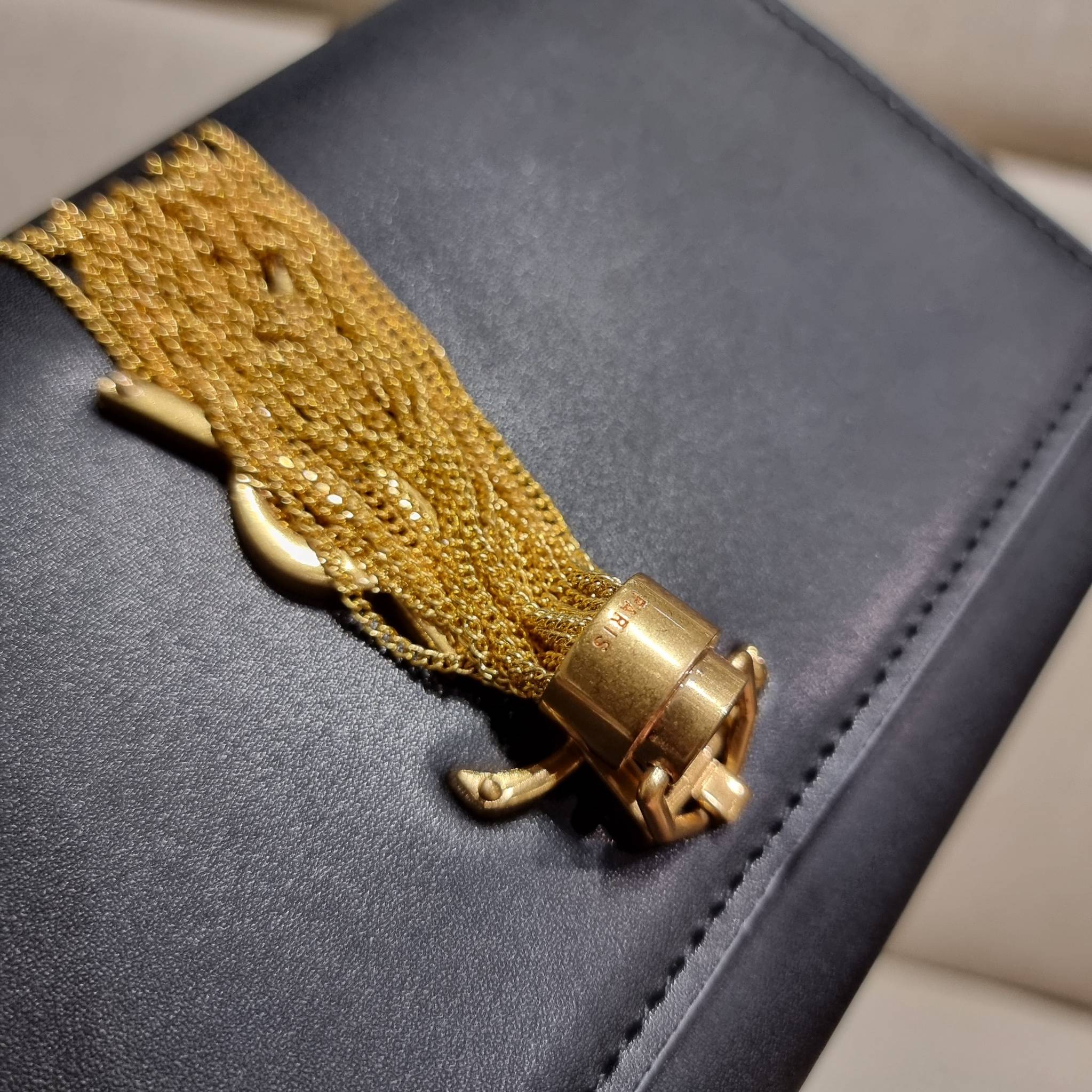 Yves Saint laurent small kate bag สุดหรู ทรง woc ที่แสนจะฮอตปรอทแตก ดีไซน์เรียบ แต่แอบมีดีเทลความหรูที่พู่ห้อยสีทองโดดเด่น เพิ่มความแพงอีกหนึ่ง วัสดุหนังแท้สัมผัสดีงาม ใช้งานง่ายเพียงแค่เปิด-ปิดด้วยกระดุมแม่เหล็ก ภายในเป็นช่องโล่ง มีช่องใส่บัตร ใส่มือถือ 