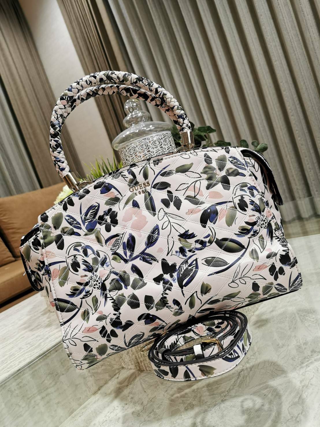 GUESS WOMAN CROSS BODY BAG กระเป๋าถือ/สะพายรุ่นใหม่ล่าสุดจาก GUESS FACTORY หนังสวยอยู่ทรงขนาดกำลังดี น้ำหนักเบา ด้านหน้าประดับโลโก้แบรนด์เปิดปิดด้วยซิปสะดวกใช้ ด้านข้างมีกระดุมปรับขยาย ภายในมีโลโก้ ช่องซิปและช่องใส่ของ ซับในพิมพ์แบรนด์ ใส่กระเป๋าสตางค์ มื