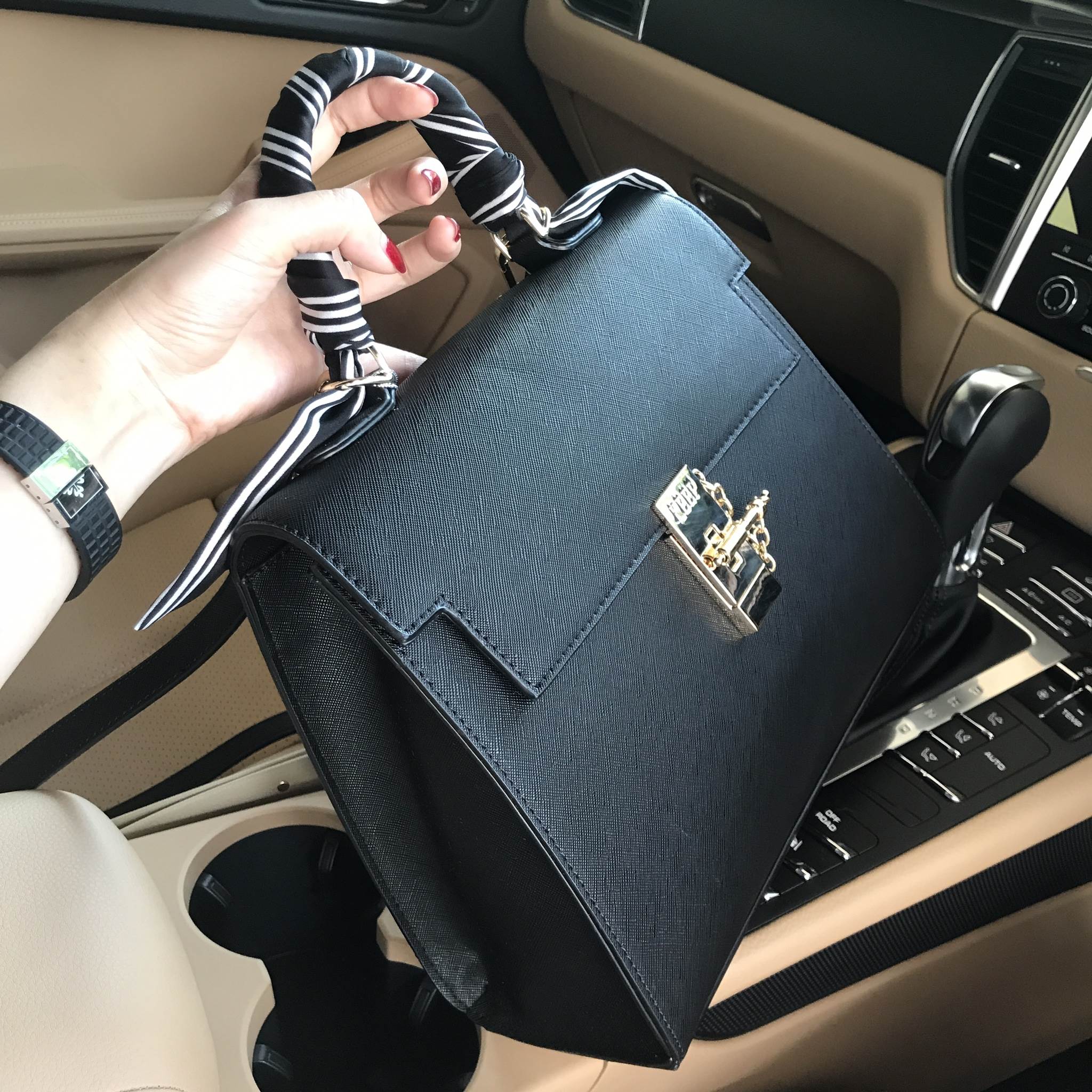 รุ่นใหม่ล่าสุด 👑จากแบรนด์ KEEP รุ่น Madame handbag *จุดเด่นที่ >หนัง saffiano ลายหนังสวย ดูแลรักษาง่าย >สีดำ ถือสะพายเข้าง่ายกับทุกชุด > อะไหล่ทอง หรูมากคะ