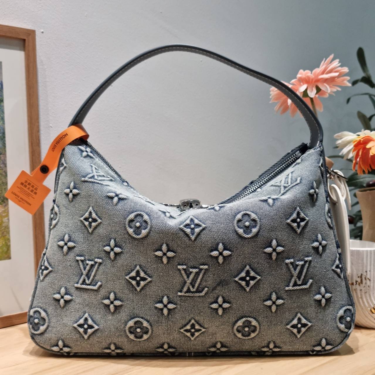 LV washed denim slouchy PM bag ใหม่ล่าสุด กระเป๋าทรงที่ใครๆก็ต้องมี ด้วยรูปทรงคลาสสิคและใช้งานง่าย ในดีไซน์สุดชิคเดนิมคมชัด