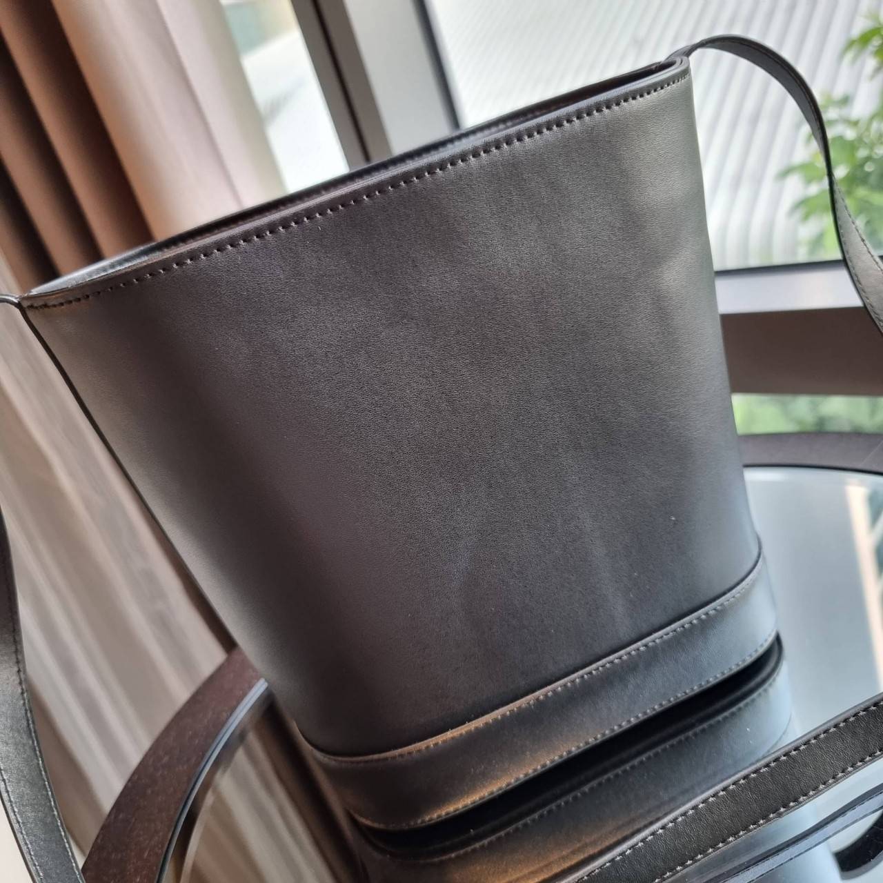 VIP 】CELINE BUCKET BAG CUIR TRIOMPHE คอลเลคชั่นใหม่ ฮิตข้ามปี กับกระเป๋าสะพายทรงถัง ใช้งานง่ายที่สุด สายสะพายในตัว ปรับใช้ได้เลย วัสดุหนังวัว เรียบหรู ผู้ดีไปอีก โดดเด่นด้วยโลโก้เอกลักษณ์ มีกระดุมปิดที่ปากกระเป๋า ภายในโล่งกว้าง ใส่ของแบบจุๆไปเลย เป็นรุ่นท