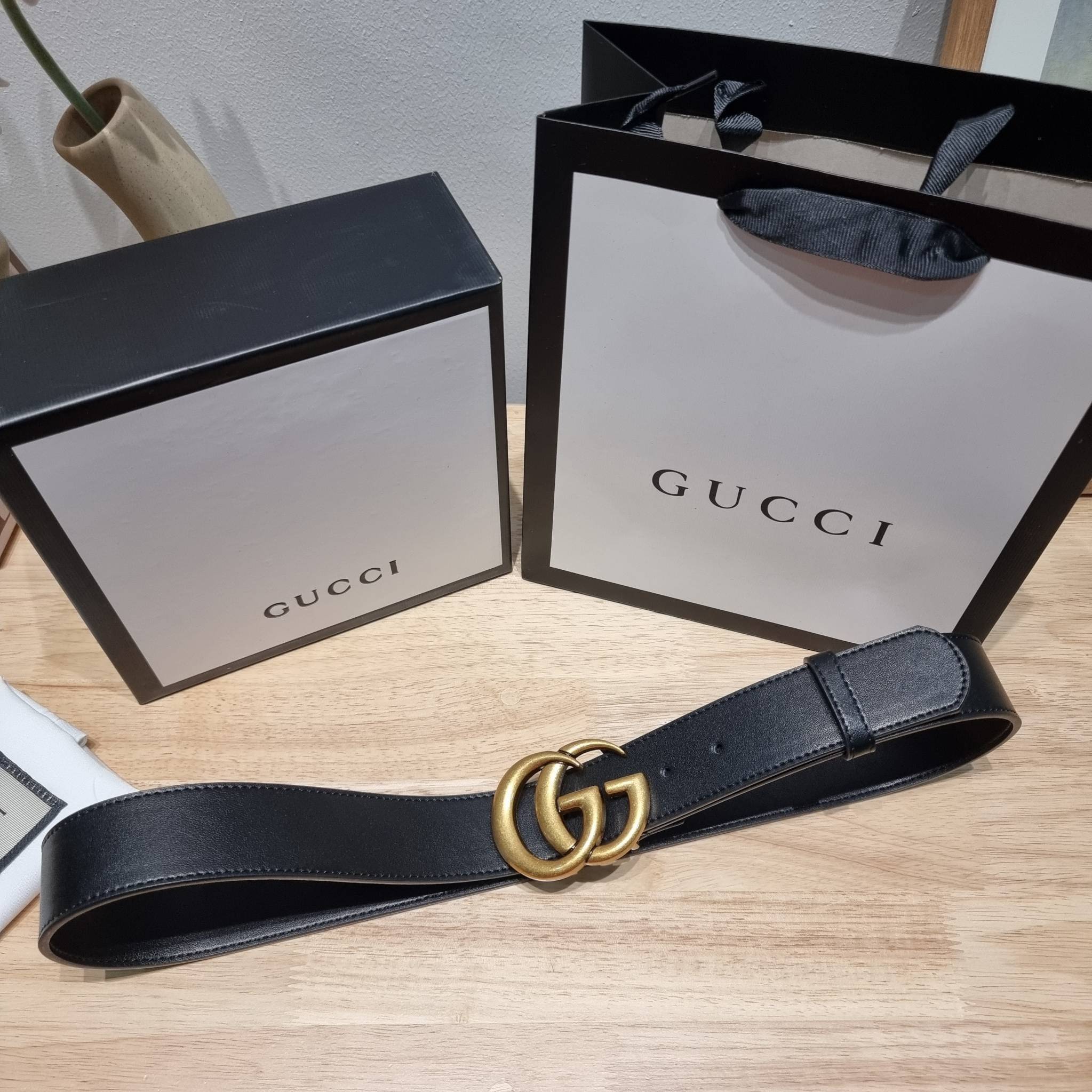 GUCCI BELT / GG belt 3.5cm เข็มขัดสีดำสุดคลาสสิค รุ่นโลโก้ ใหญ่ เรียบง่าย ผู้ดี เป็นซิกเนเจอร์ ด้วยดีไซน์ double buckle อะไหล่สีทองวินเทจ ทำให้ใช้งานเป็น everyday use ได้เลย วัสดุหนังสวย พร้อมออริจินัล box ที่สุดของการคอมพลีทลุทด้วยเข็มขัดเส้นนี้เส้นเดียว