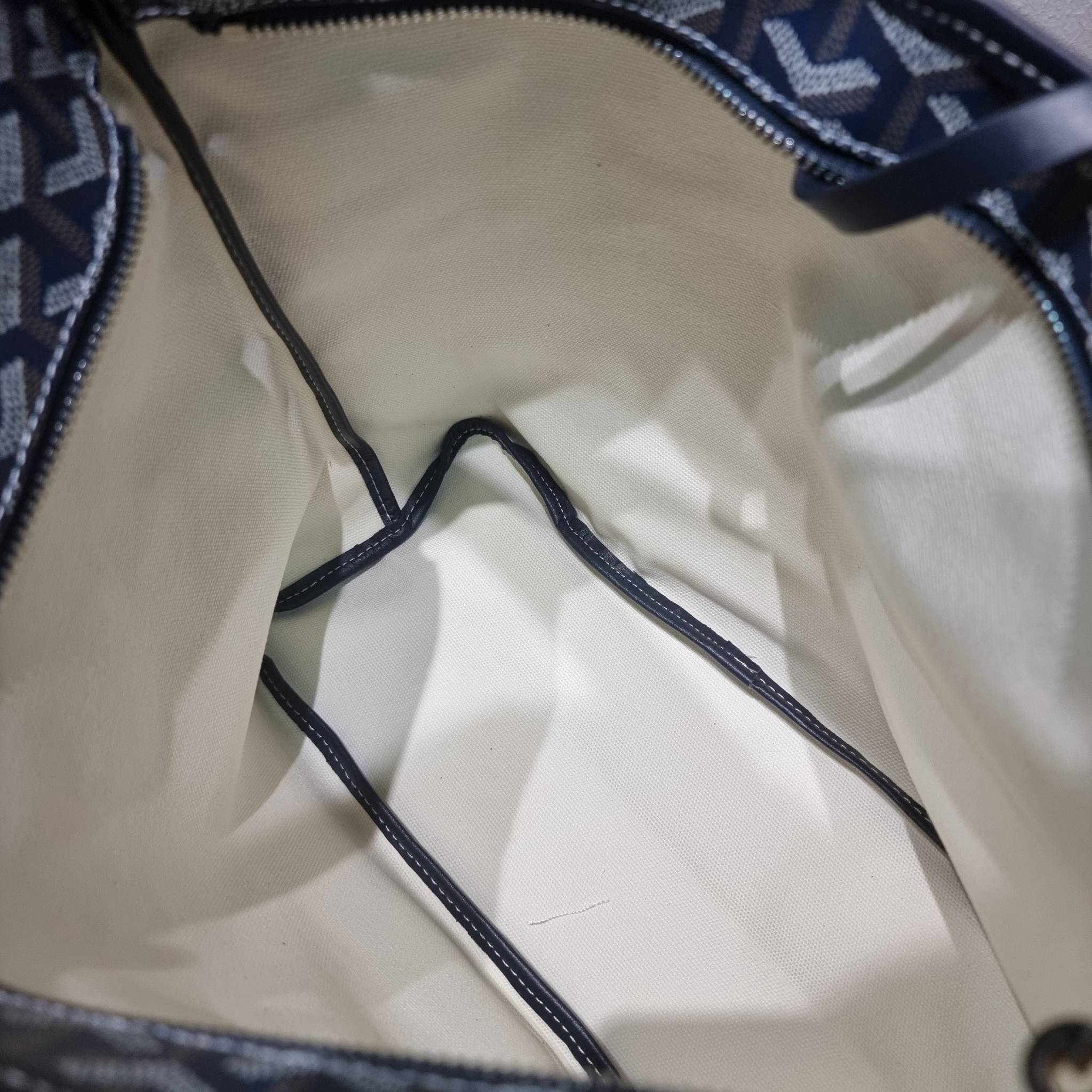 GOYARD BOHEME HOBO BAG / GOYARD HOBO กระเป๋าสะพายทรงโฮโบ ใบใหญ่จุใจ!! มาครบสีขายดี เลิศทุกสี รูปทรงคลาสสิค ดีไซน์เป็นเอกลักษณ์ วัสดุหนังแคนวาสพิมพ์ลายสวยคม ปากกระเป๋ามีซิปเปิด-ปิดกันของหล่นได้ ภายในโล่งกว้างมาก มาพร้อมสายคล้องในตัว ทนทาน สะพายสวยๆได้ทุกวั