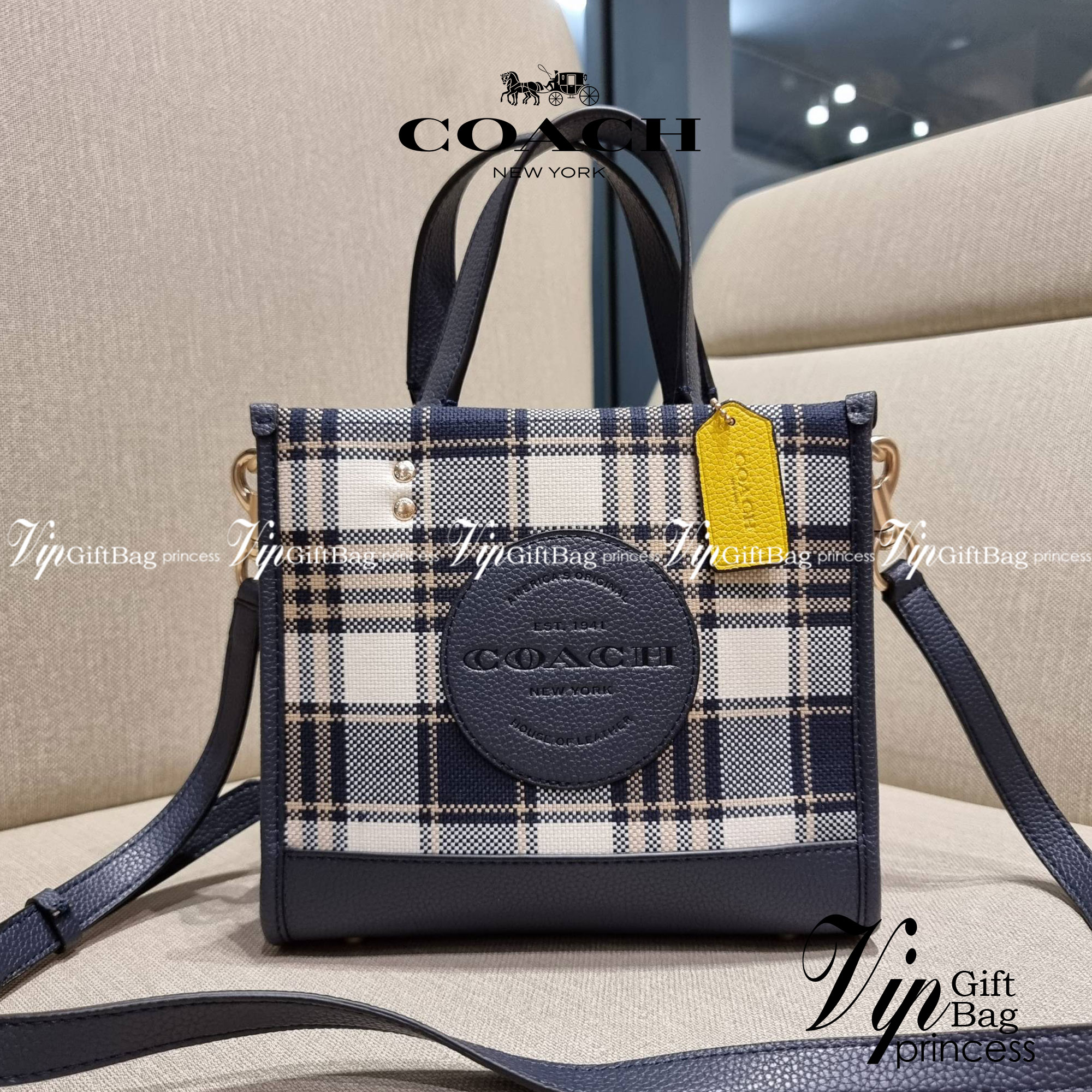 COACH C8198 DEMPSEY TOTE 22 WITH GARDEN PLAID PRINT AND COACH PATCH คอลใหม่สุดคิ้วท์ หวานๆใสๆ น่ารักชะมัด!! ดีไซน์ลายสก็อต เหมาะกับฟีลลิ่งปิคนิคเป็นที่สุด กระเป๋าทรงโท้ท ไซส์กำลังสวย ฟังก์ชั่นการใช้งานก็สะดวกที่สุด มีทั้งสายคล้องในตัว และสายครอสบอดี้ วัสด